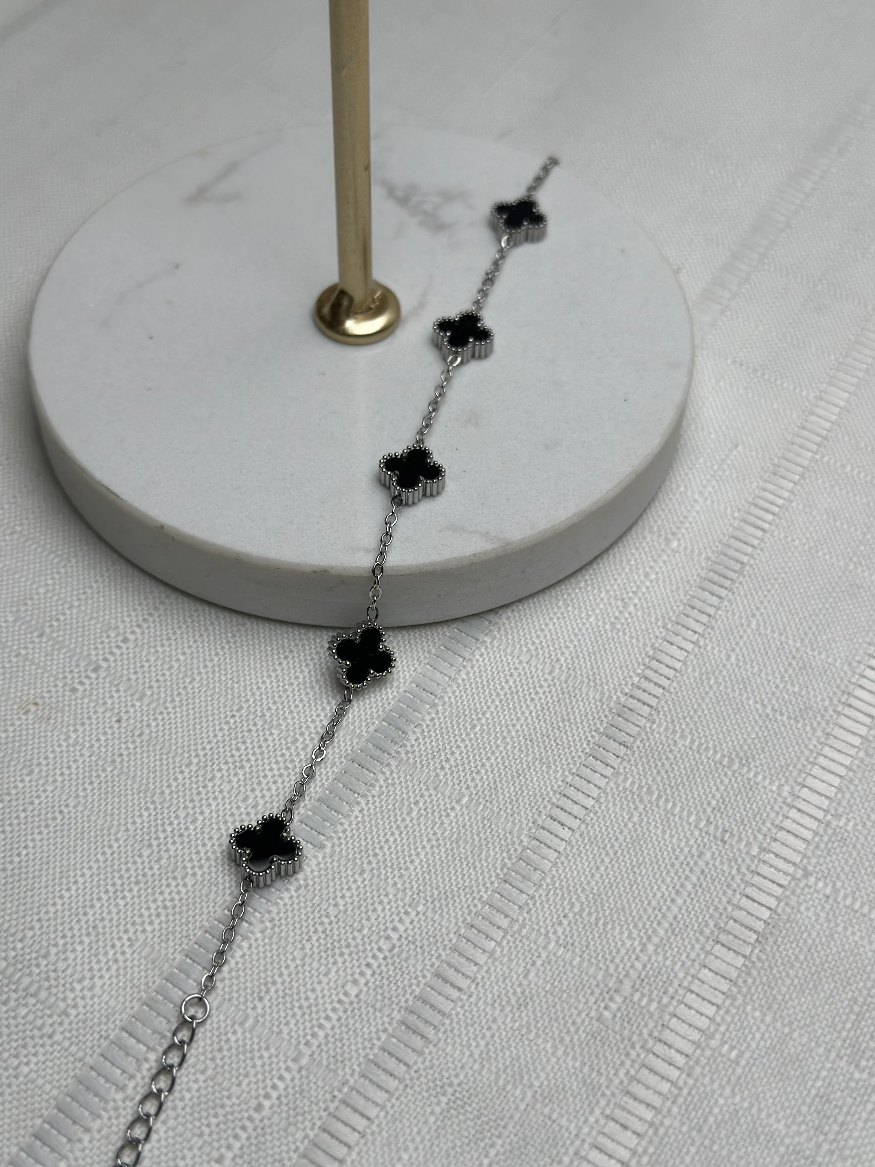 Çelik Gümüş Renk Siyah Yonca Bileklik