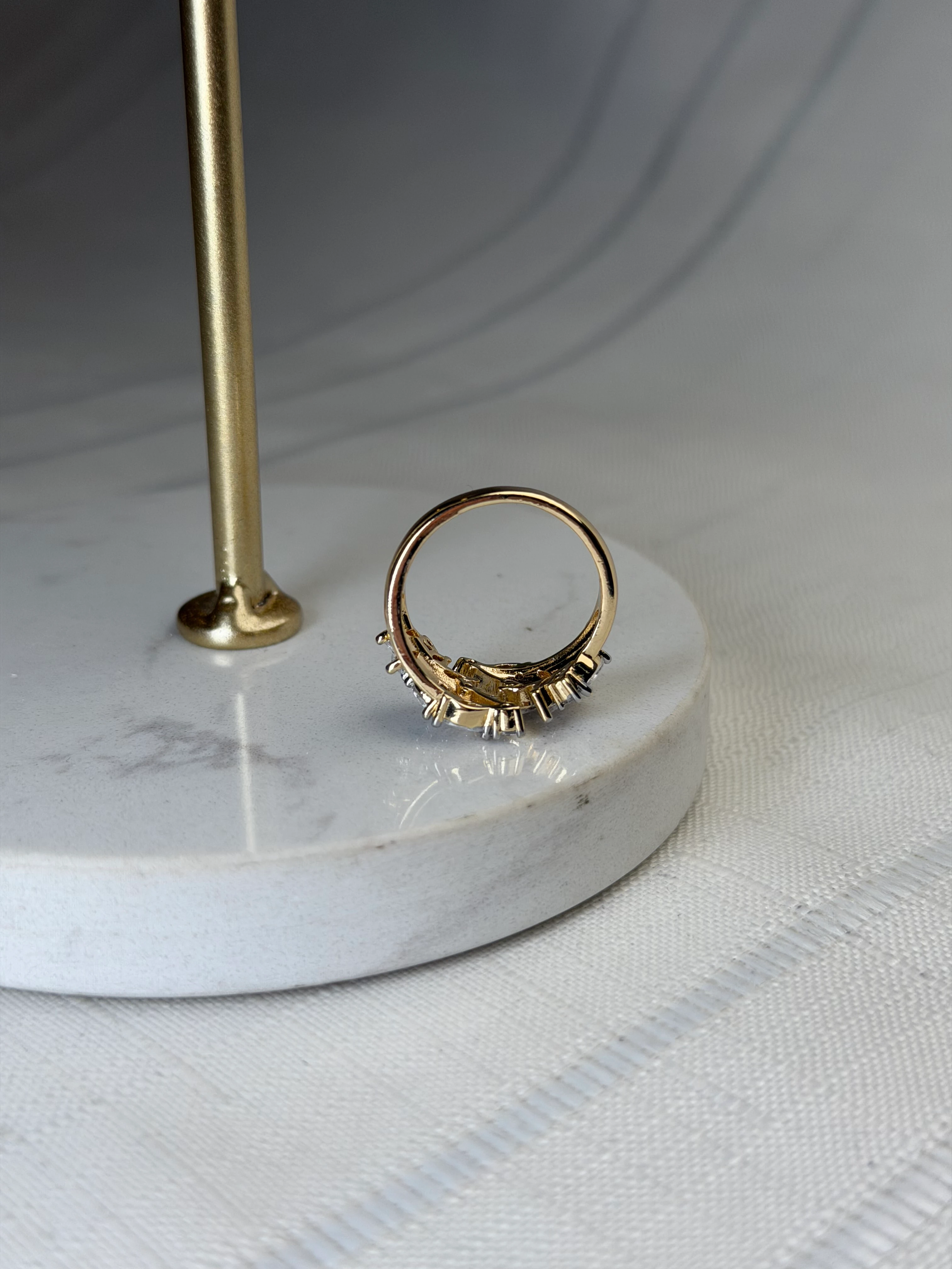 Özel Seri Marka Model Gold Renk Yaprak Taşlı Yüzük