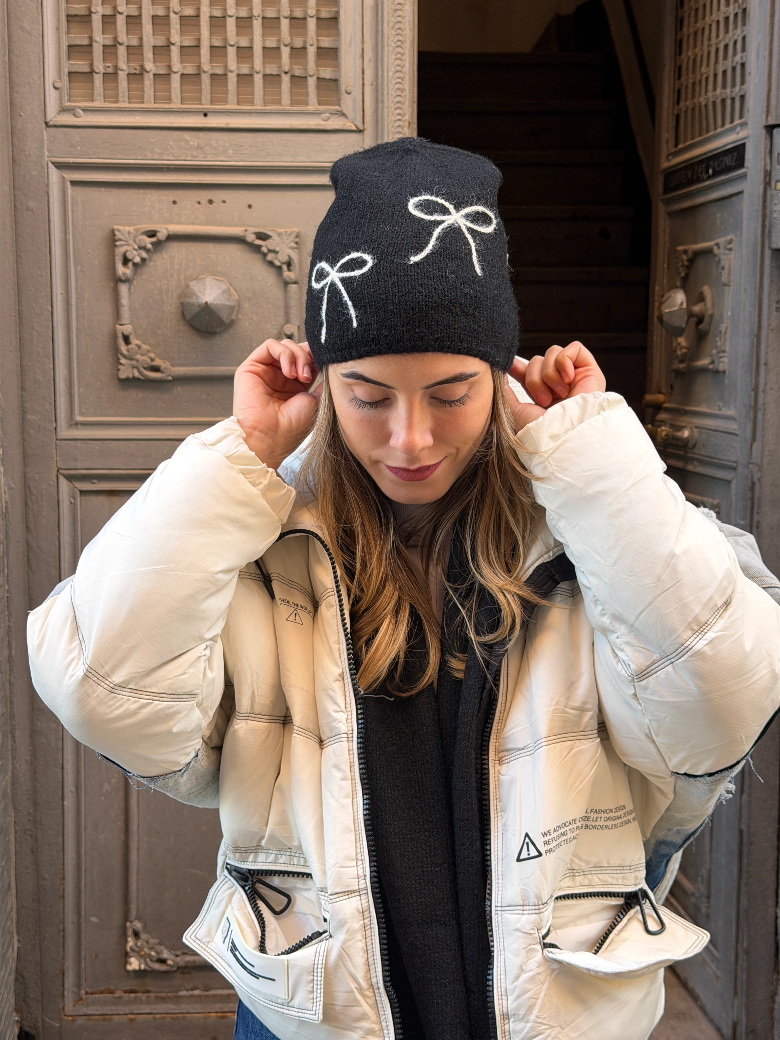 Siyah Renk Fiyonk Detay Atkı Bere Set