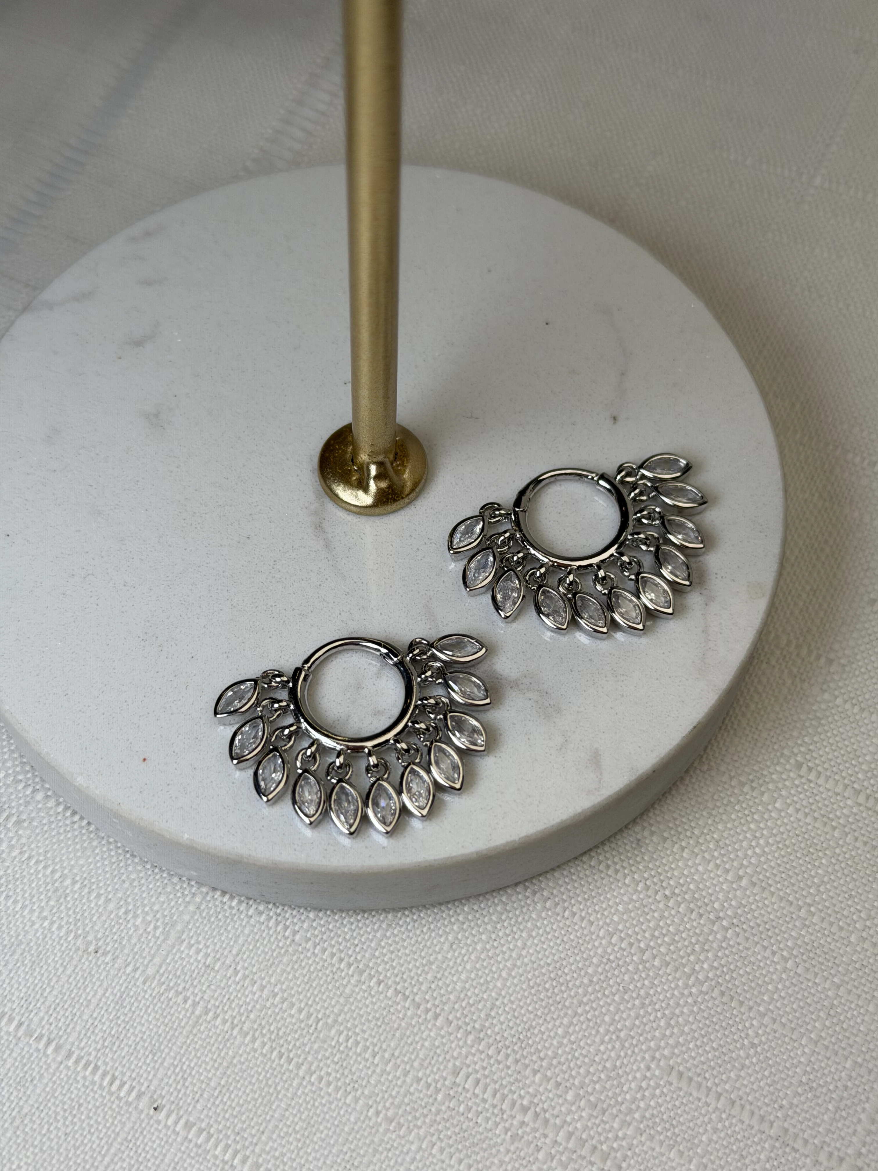 Özel Seri Gümüş Renk Damla Taş Pırpırlı Halka Küpe