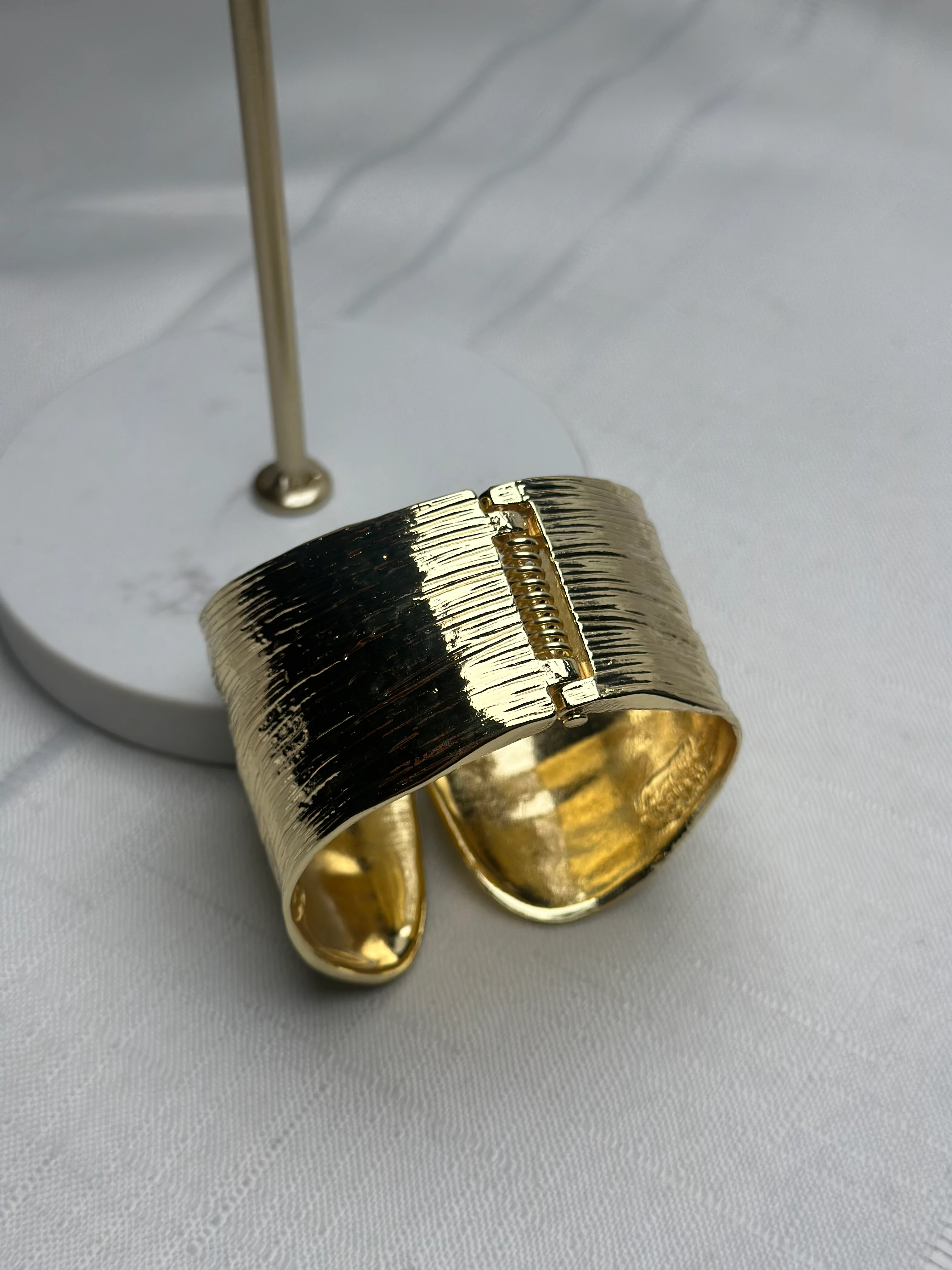 Marka Model Gold Renk Kalın Kelepçe Bilezik