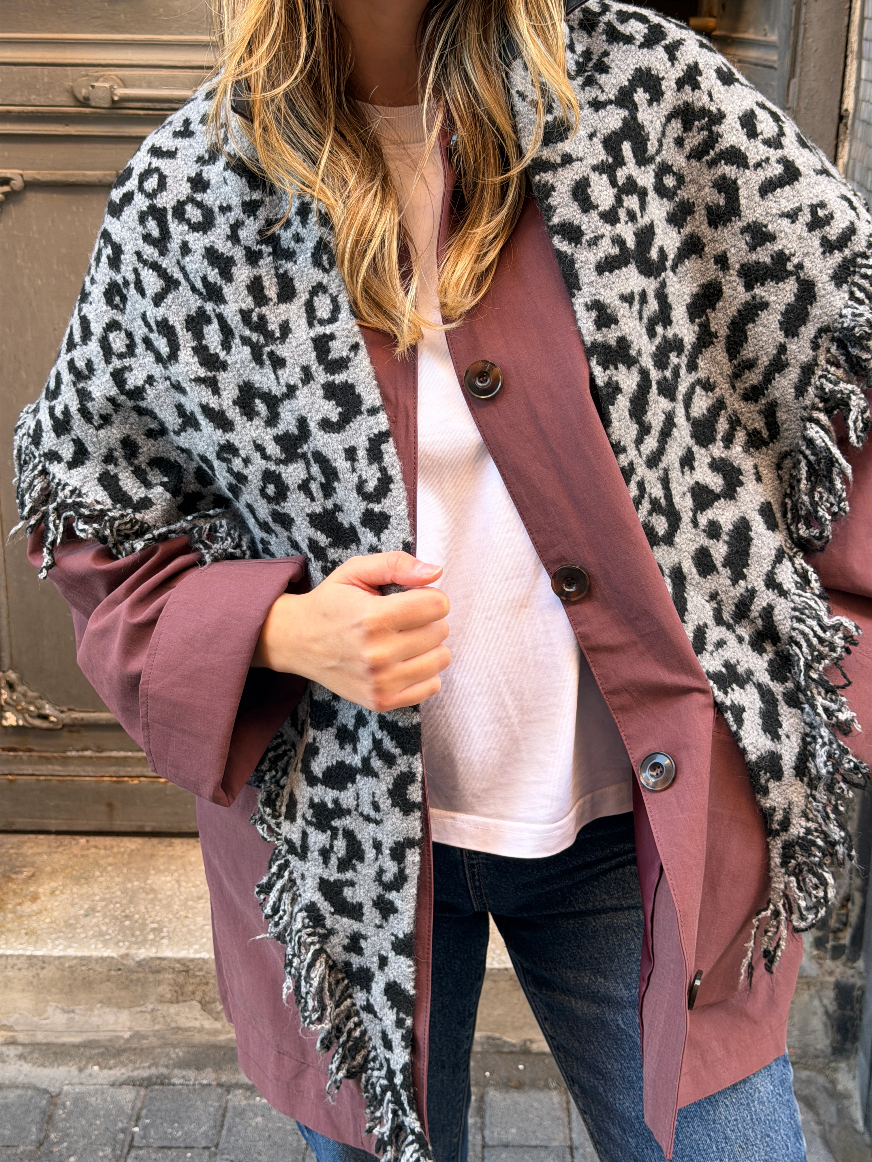 Leopar Desenli Gri Renk Püsküllü Üçgen Şal