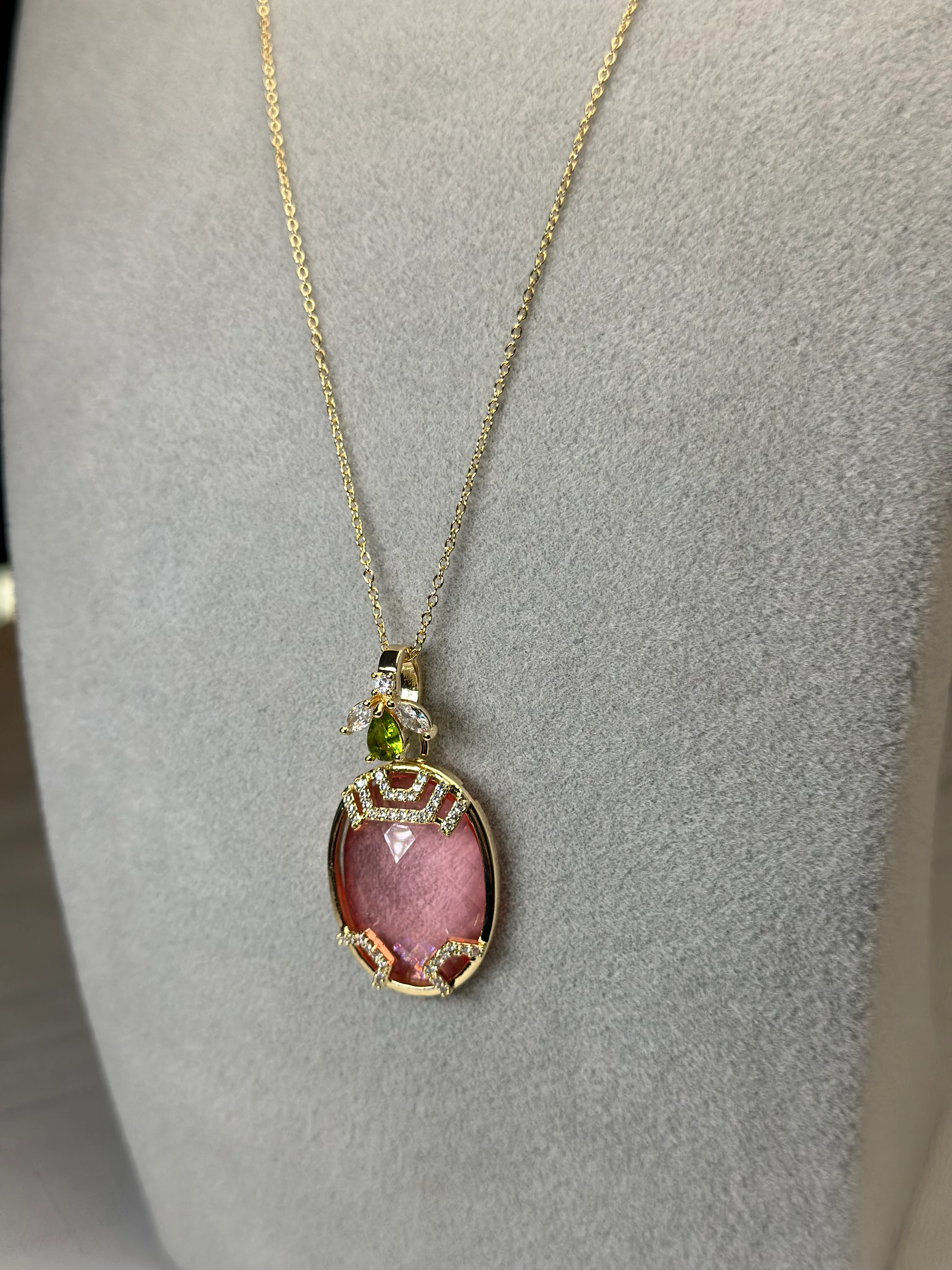 Özel Seri Marka Model Gold Renk Kırmızı Taş Arı Detay Kolye