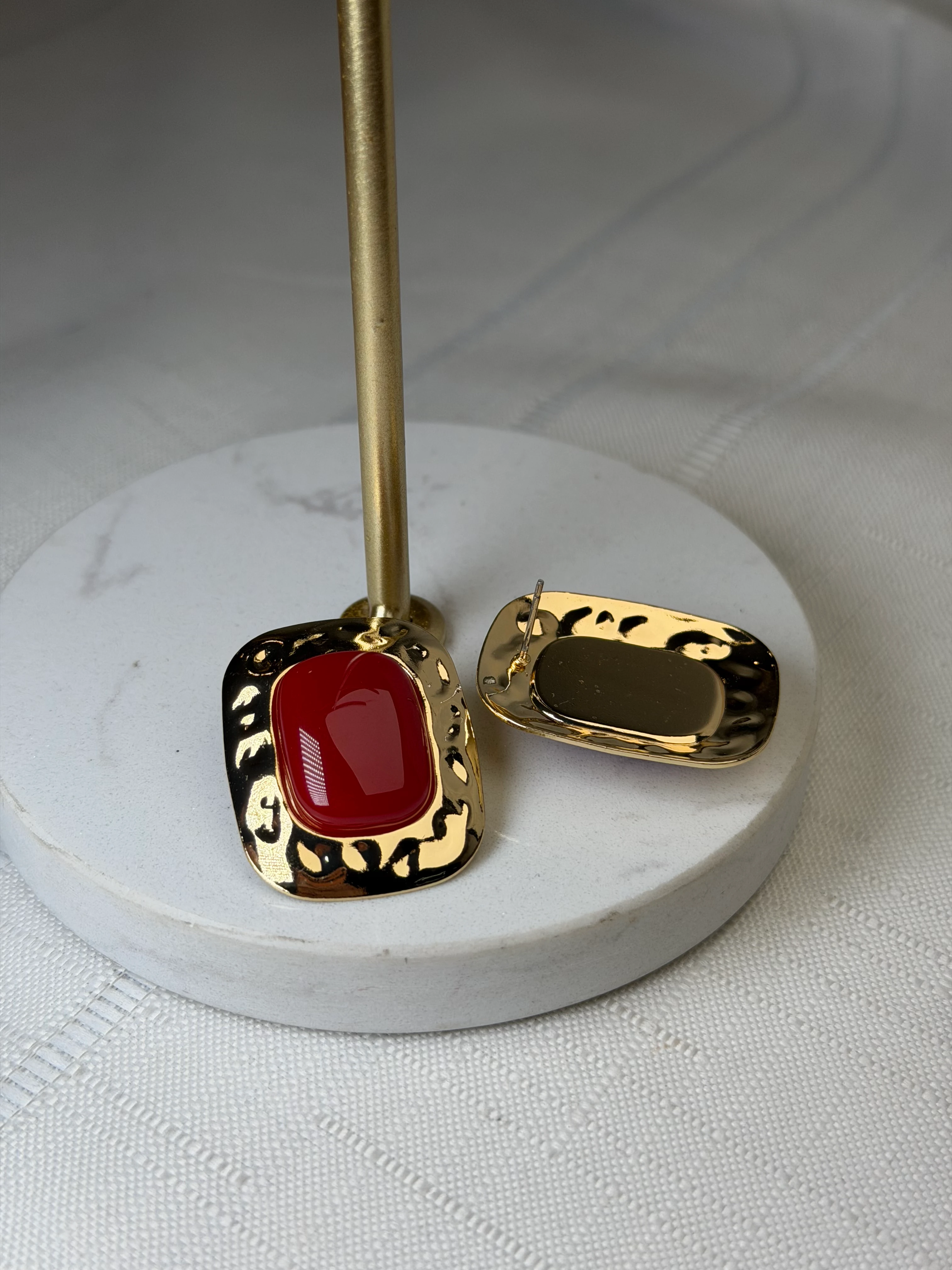 Gold Çerçeve Kırmızı Dikdörtgen Küpe