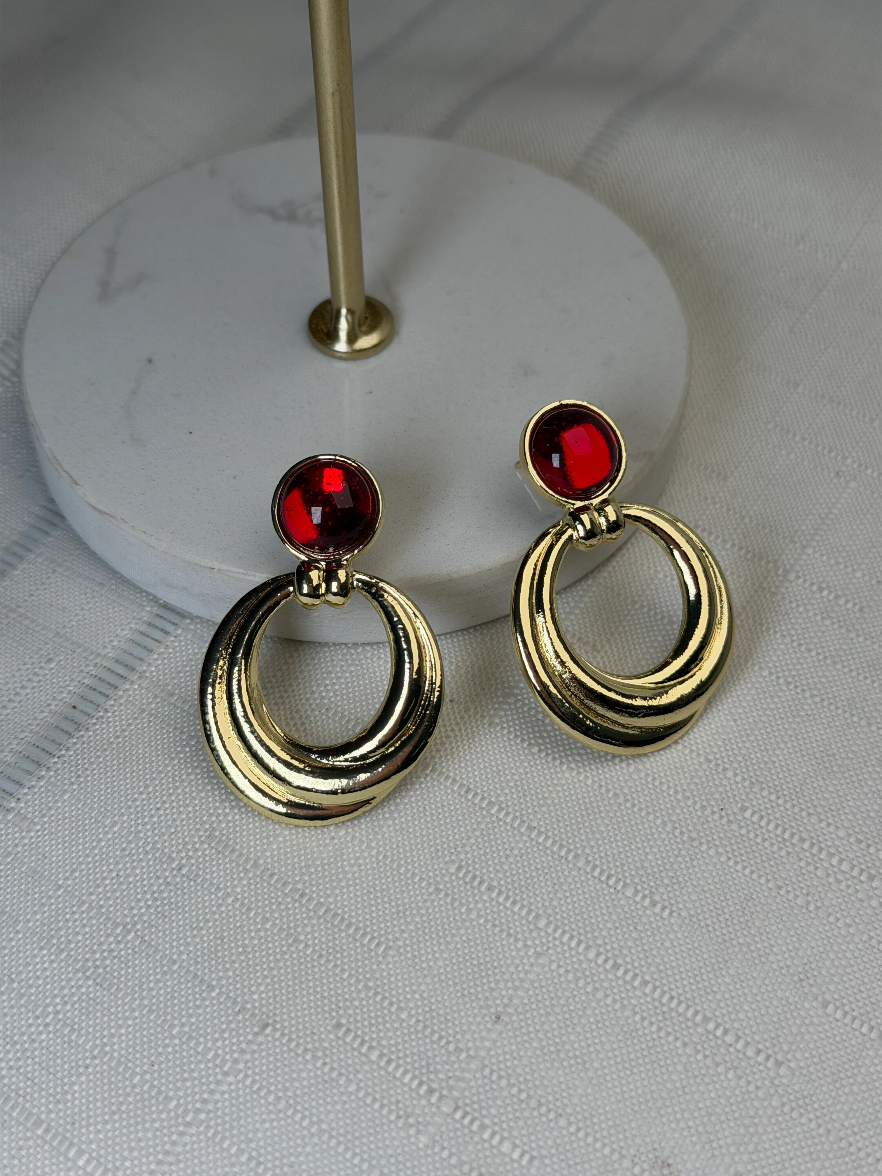 Kırmızı Taş Detay Gold Küpe