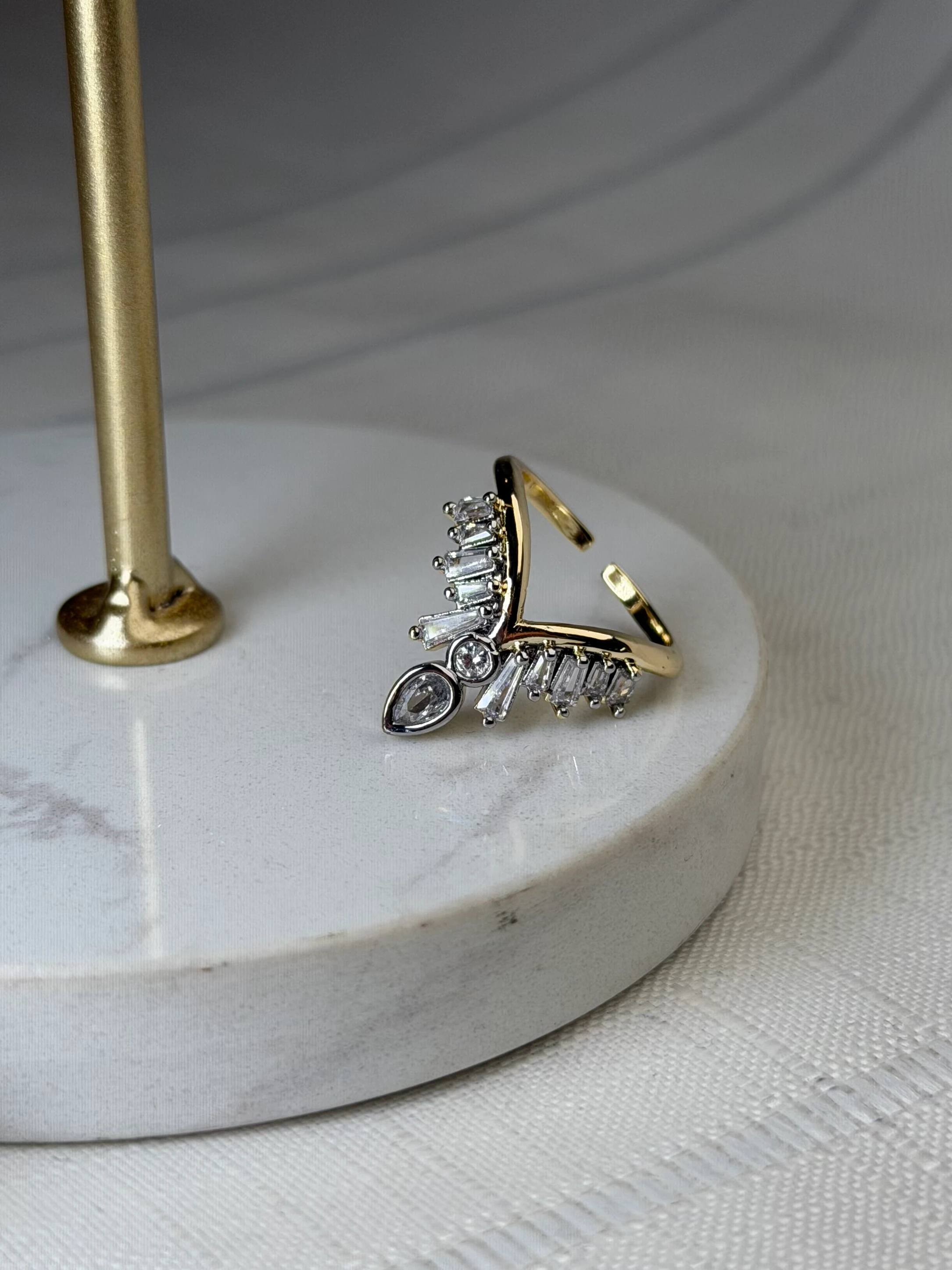 Özel Seri Marka Model Gold Renk Taşlı V Yüzük