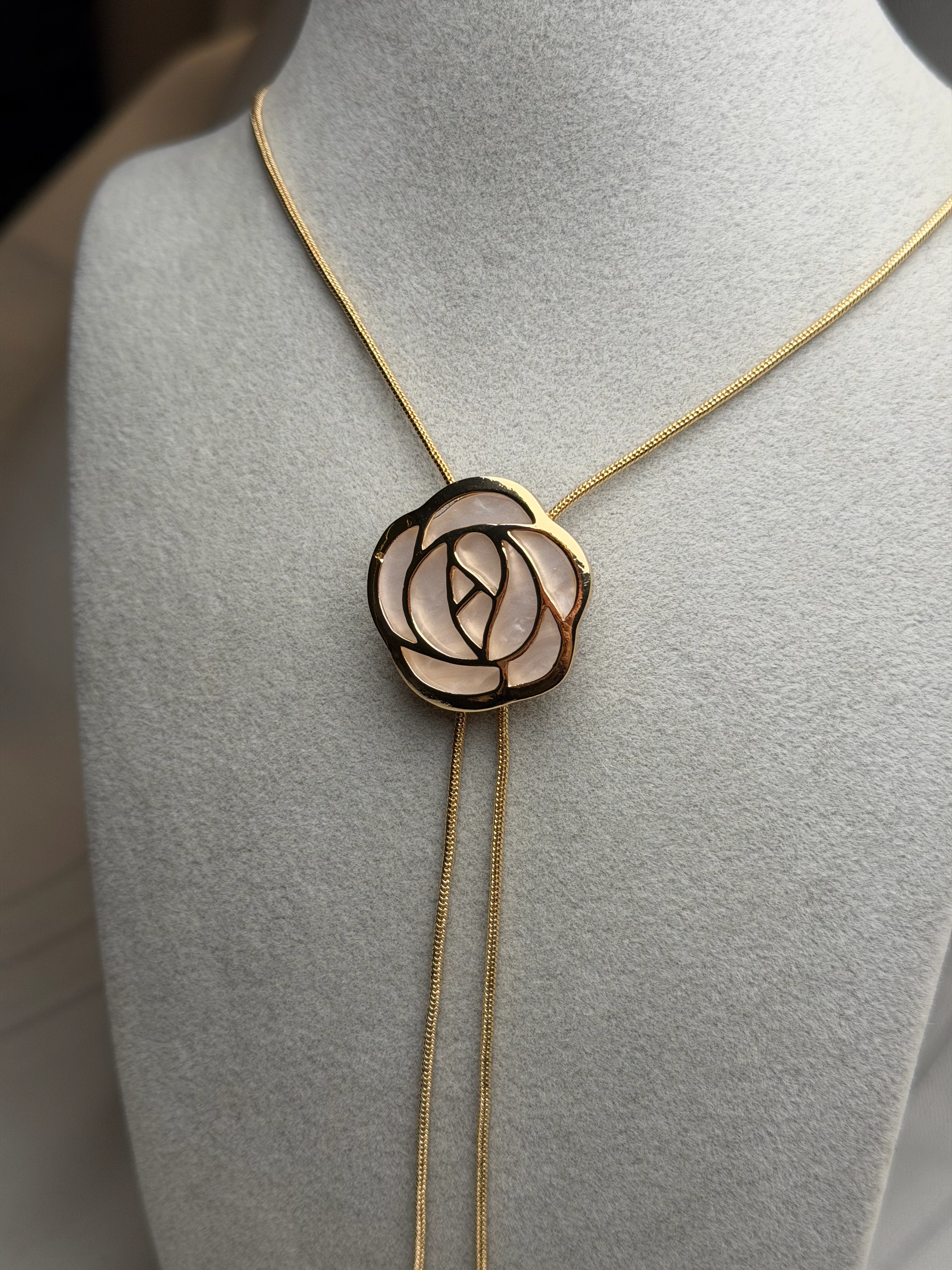 Gold Renk Asansörlü Beyaz Gül Y Kolye