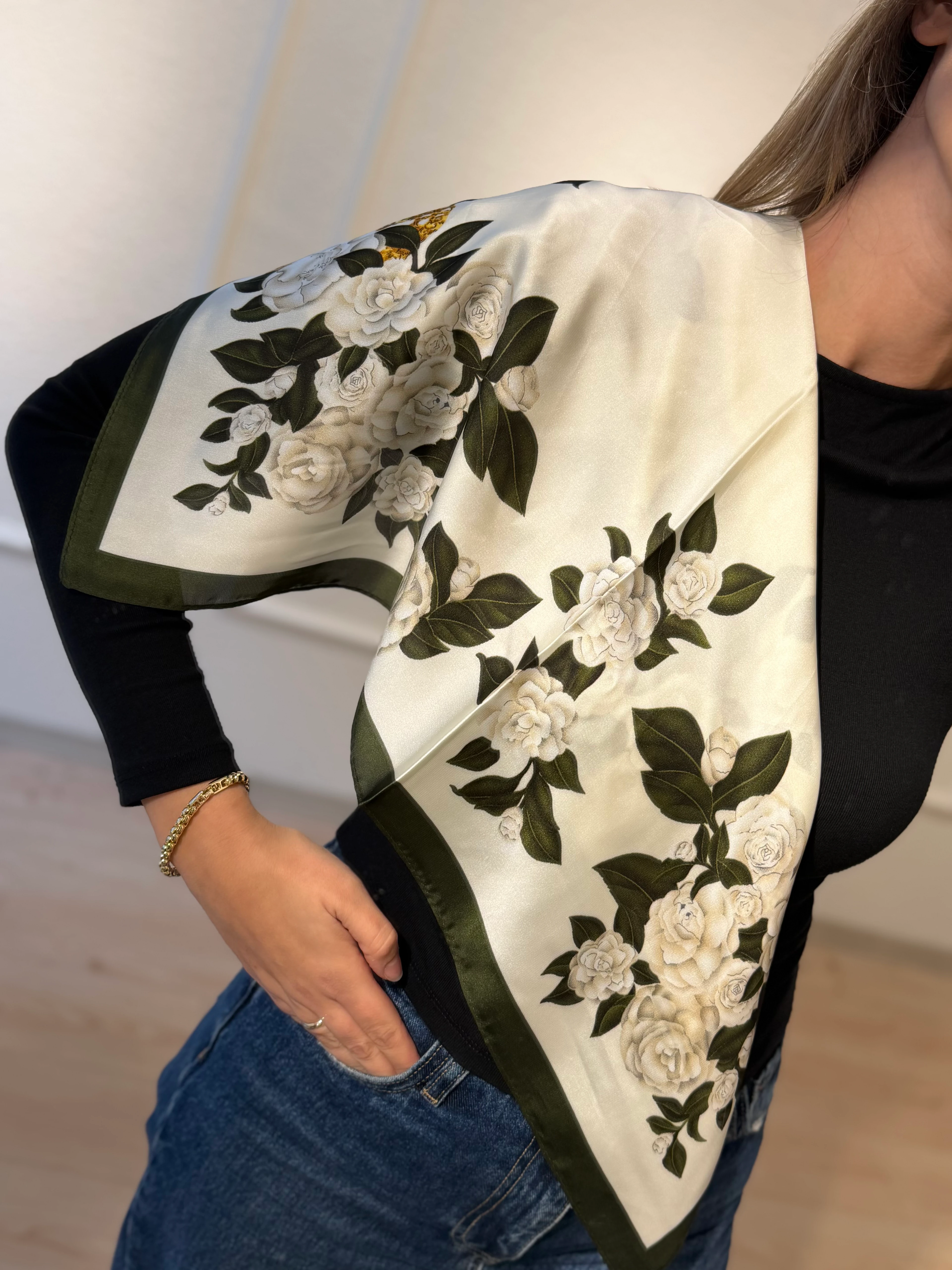 Yeşil Renkli Beyaz Çiçekli Fular 70*70