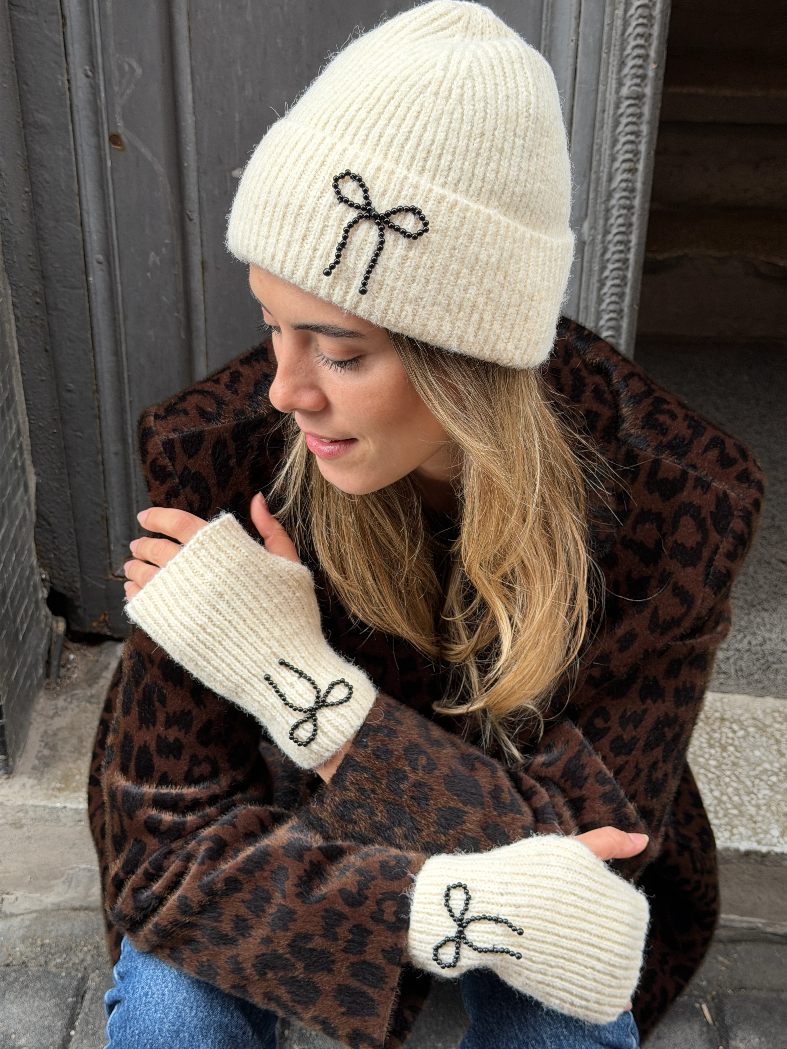 Fiyonk Boncuklu Fitilli Ekru Bere Eldiven Takımı