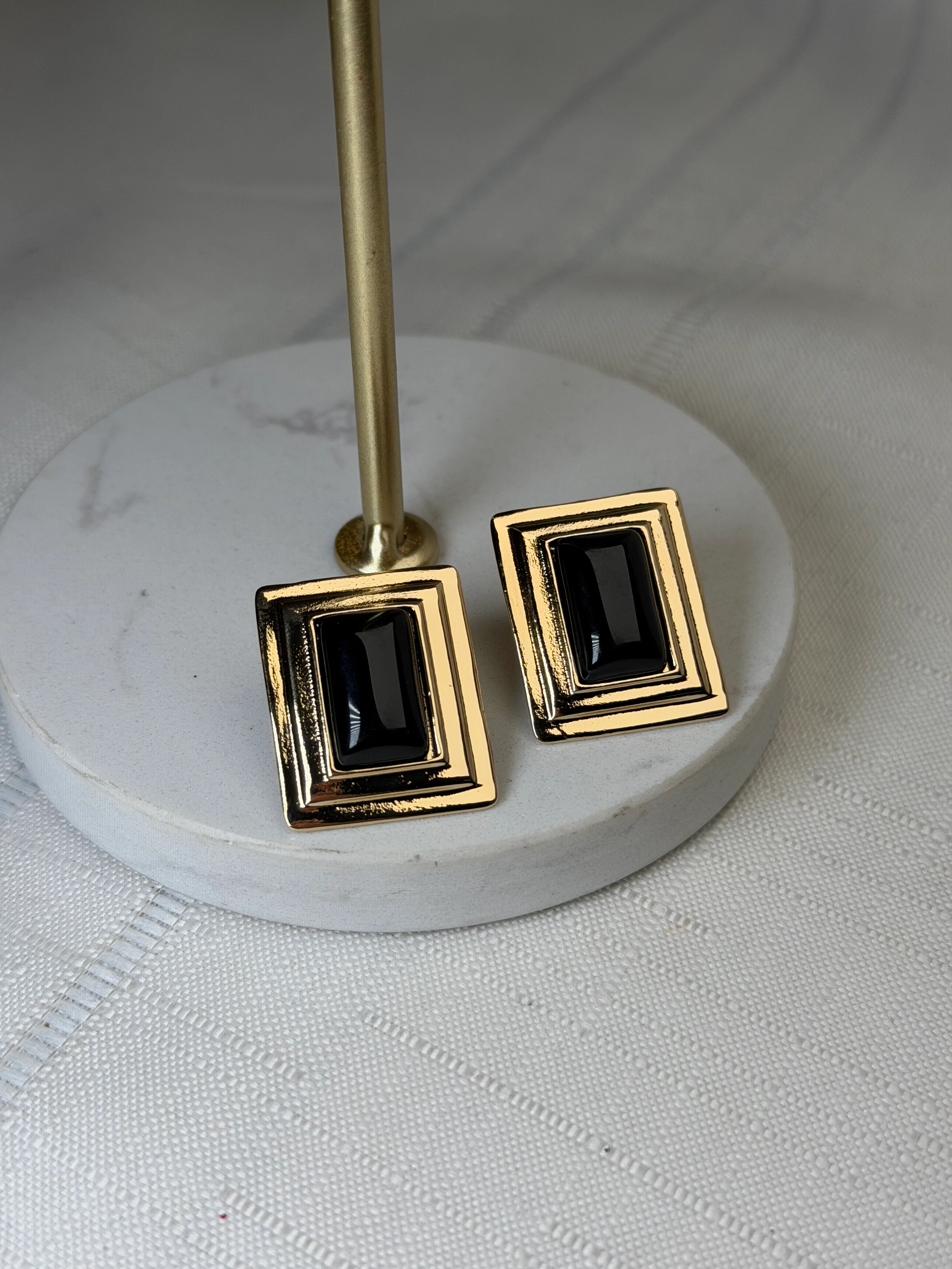 Marka Model Gold Çerçeve Siyah Küpe