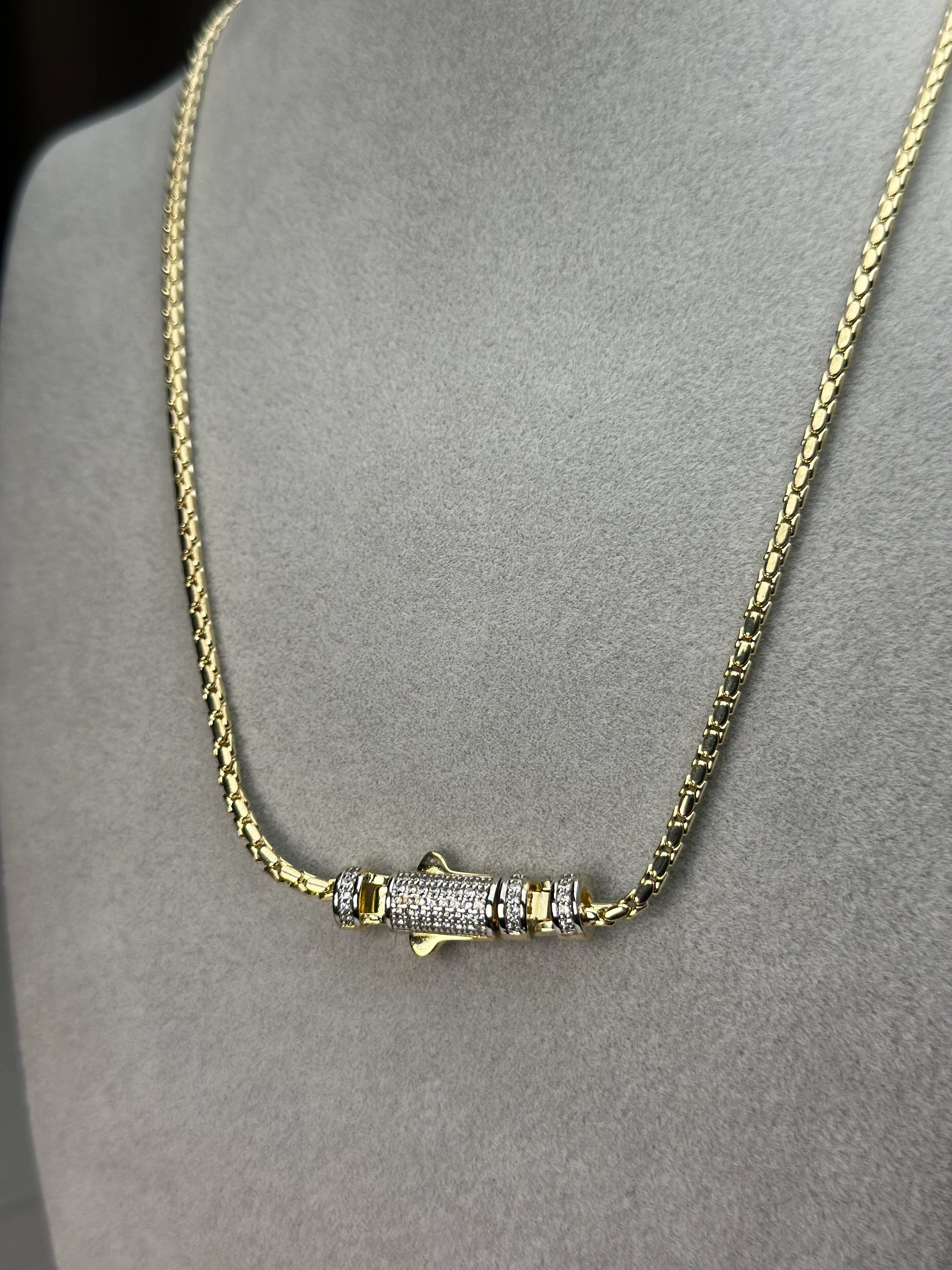 Özel Seri Marka Model Gold Taşlı Kilit Kolye