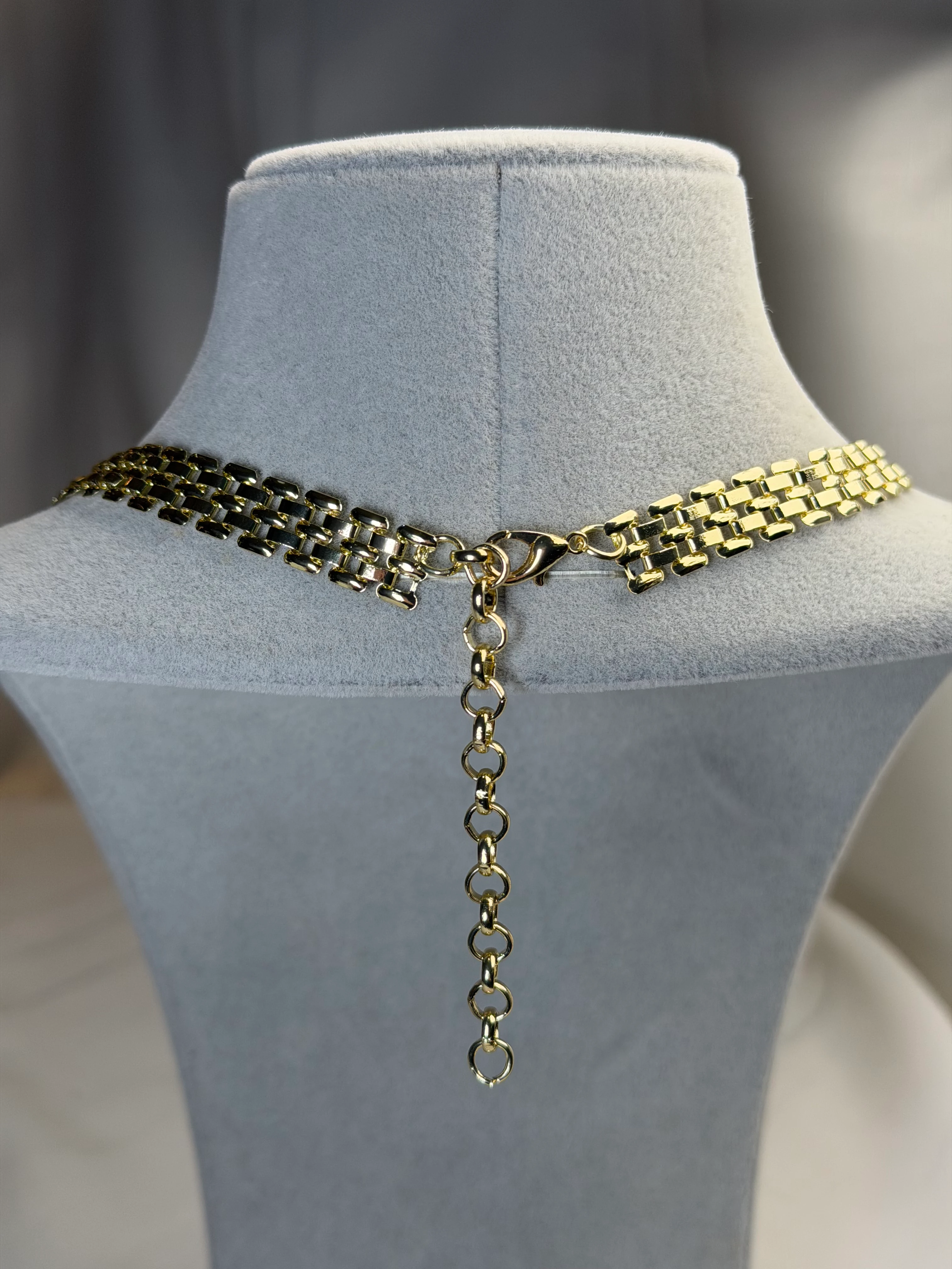 Marka Model Gold Renk Kaplan Göz Kolye