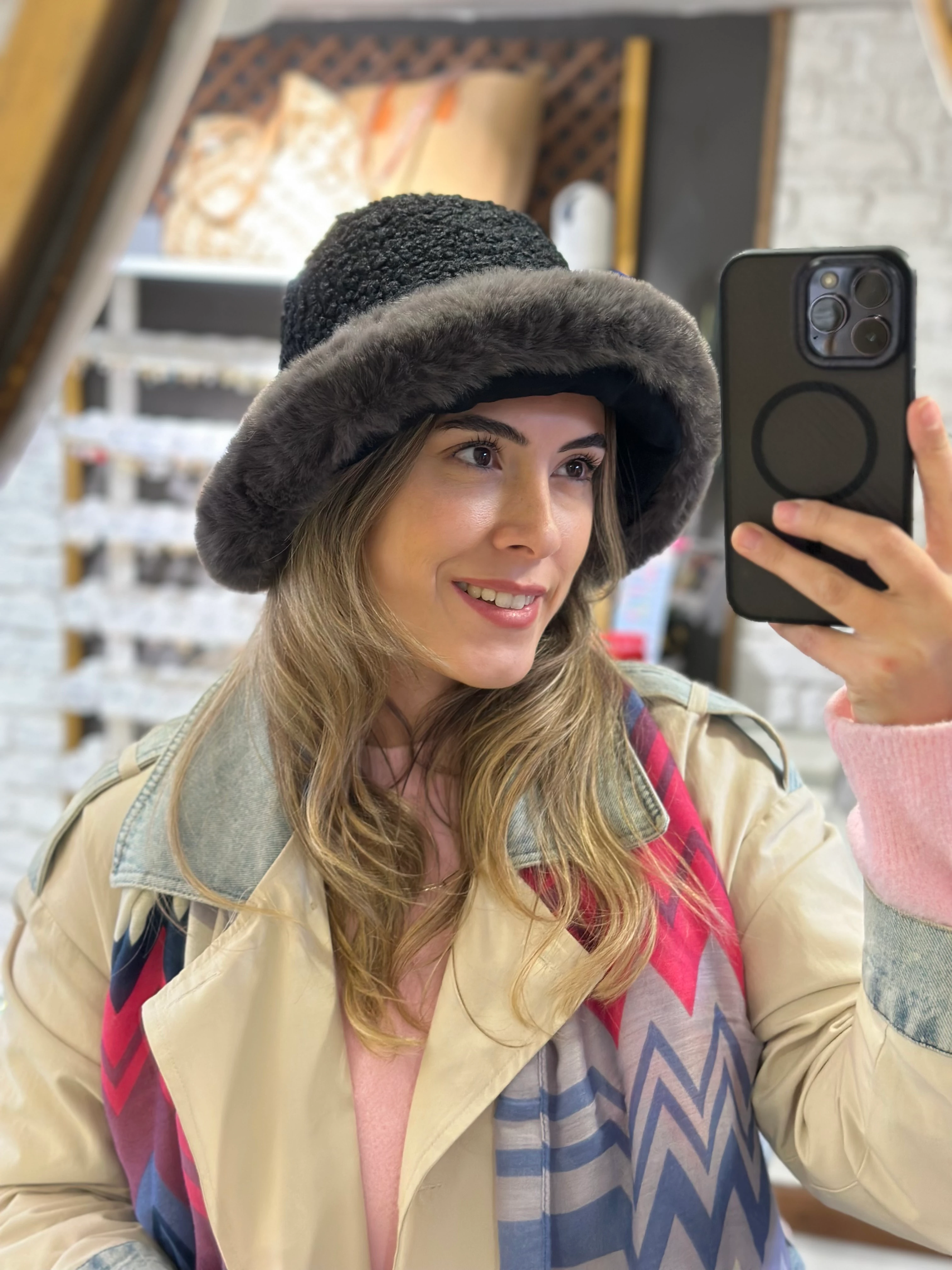 Çift Taraflı Siyah Renk Peluş Şapka