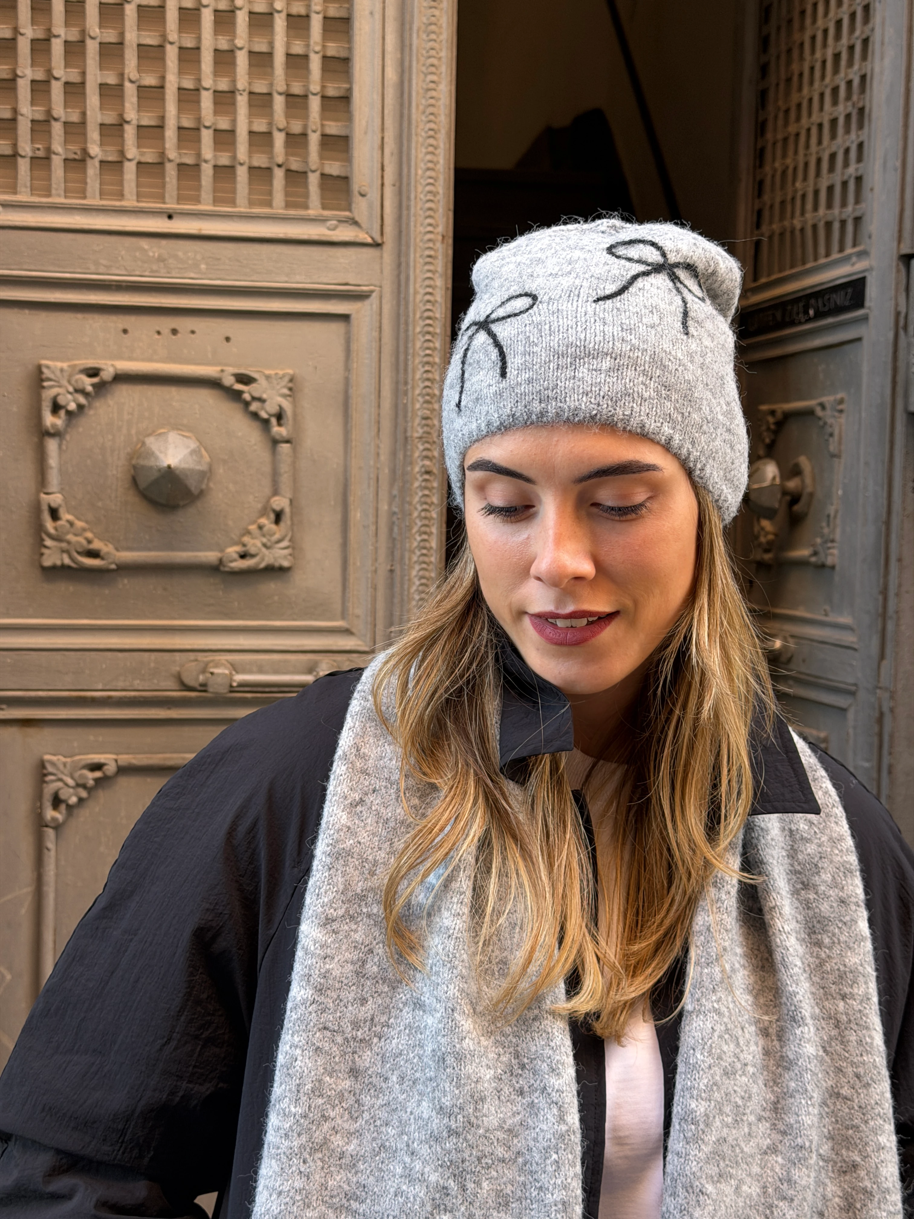 Gri Renk Fiyonk Detay Atkı Bere Set