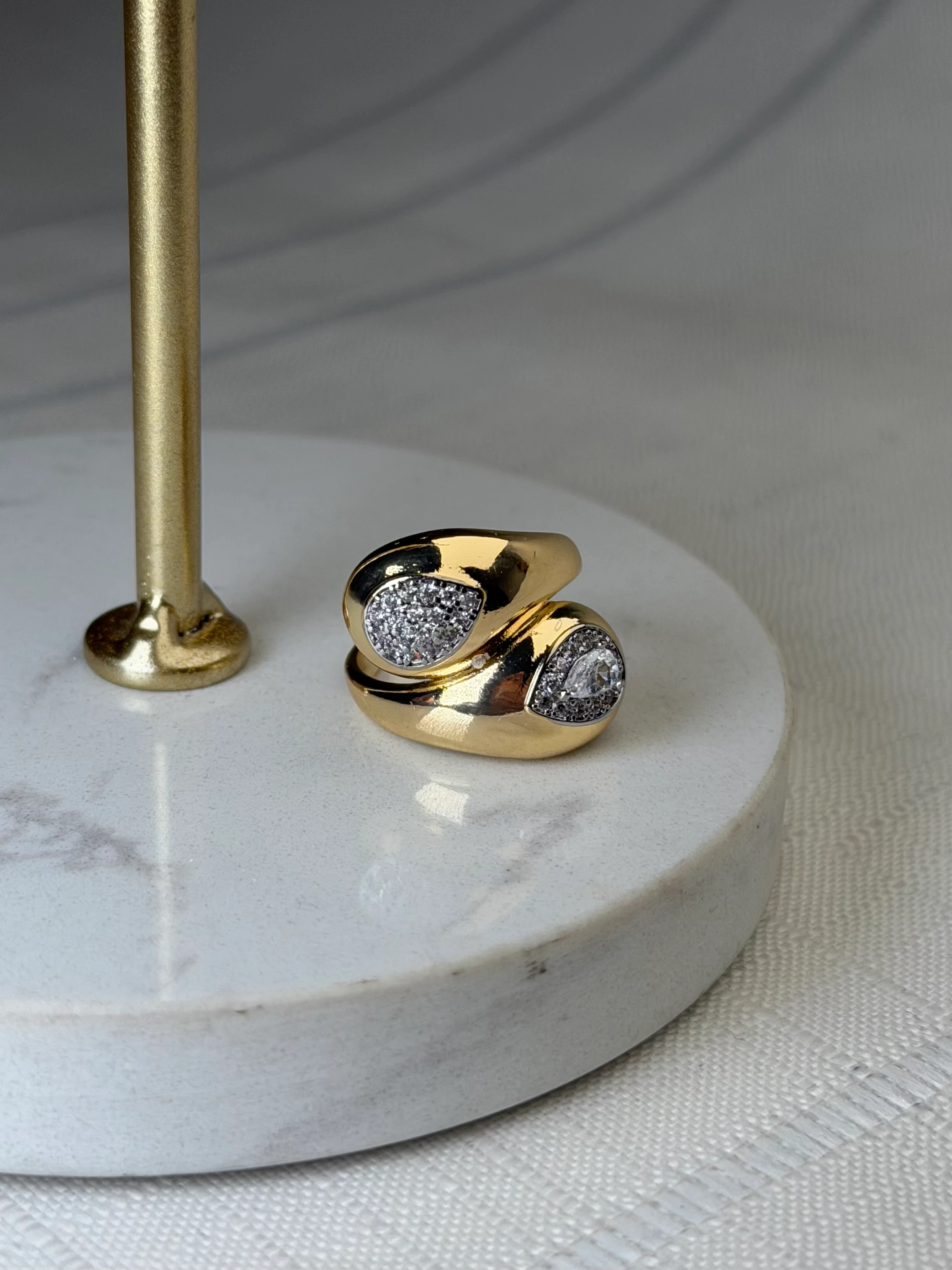 Özel Seri Marka Model Gold Renk Taşlı Damla Yüzük