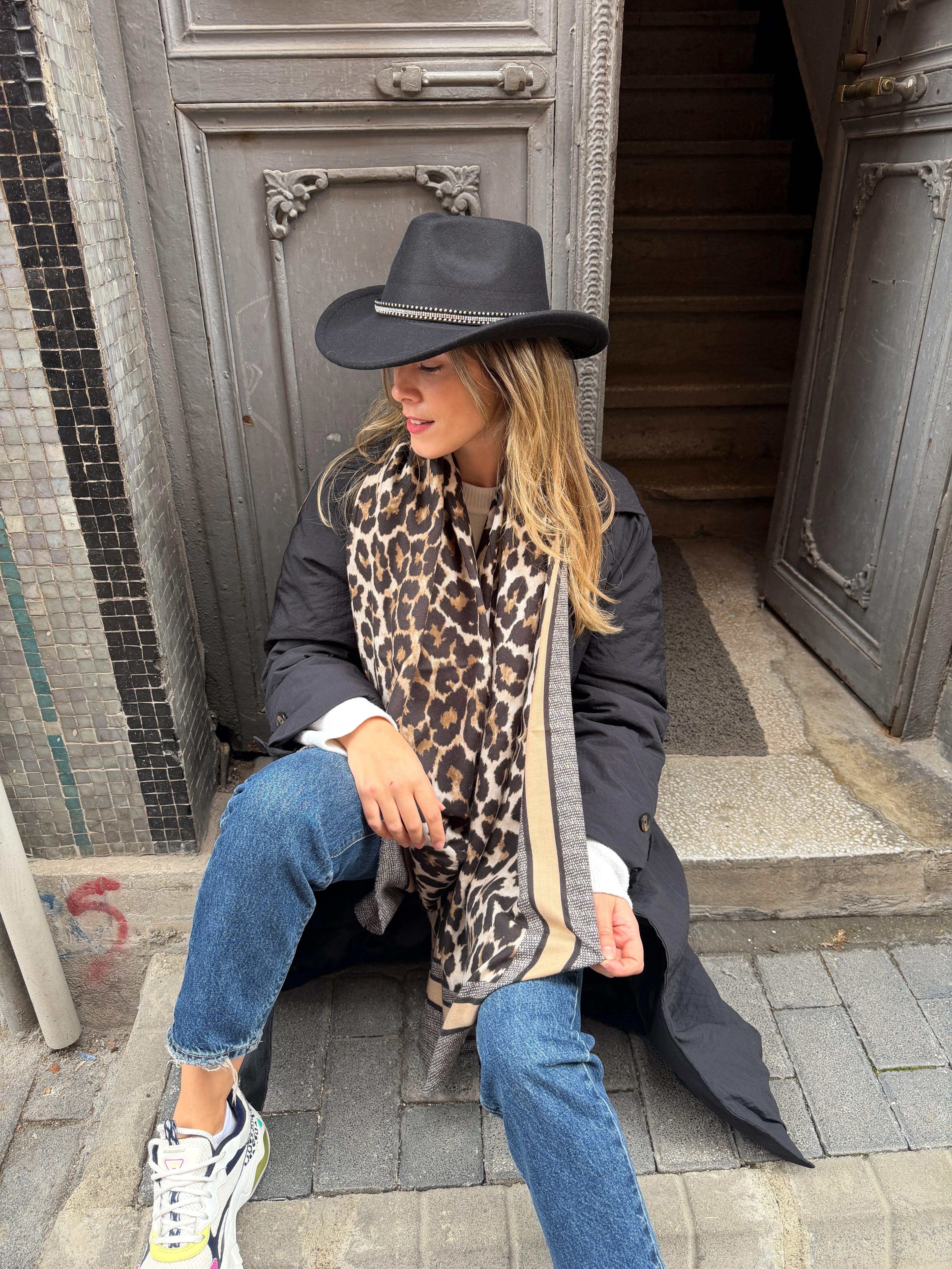 Siyah Taş Kemer Detaylı Kovboy Şapka