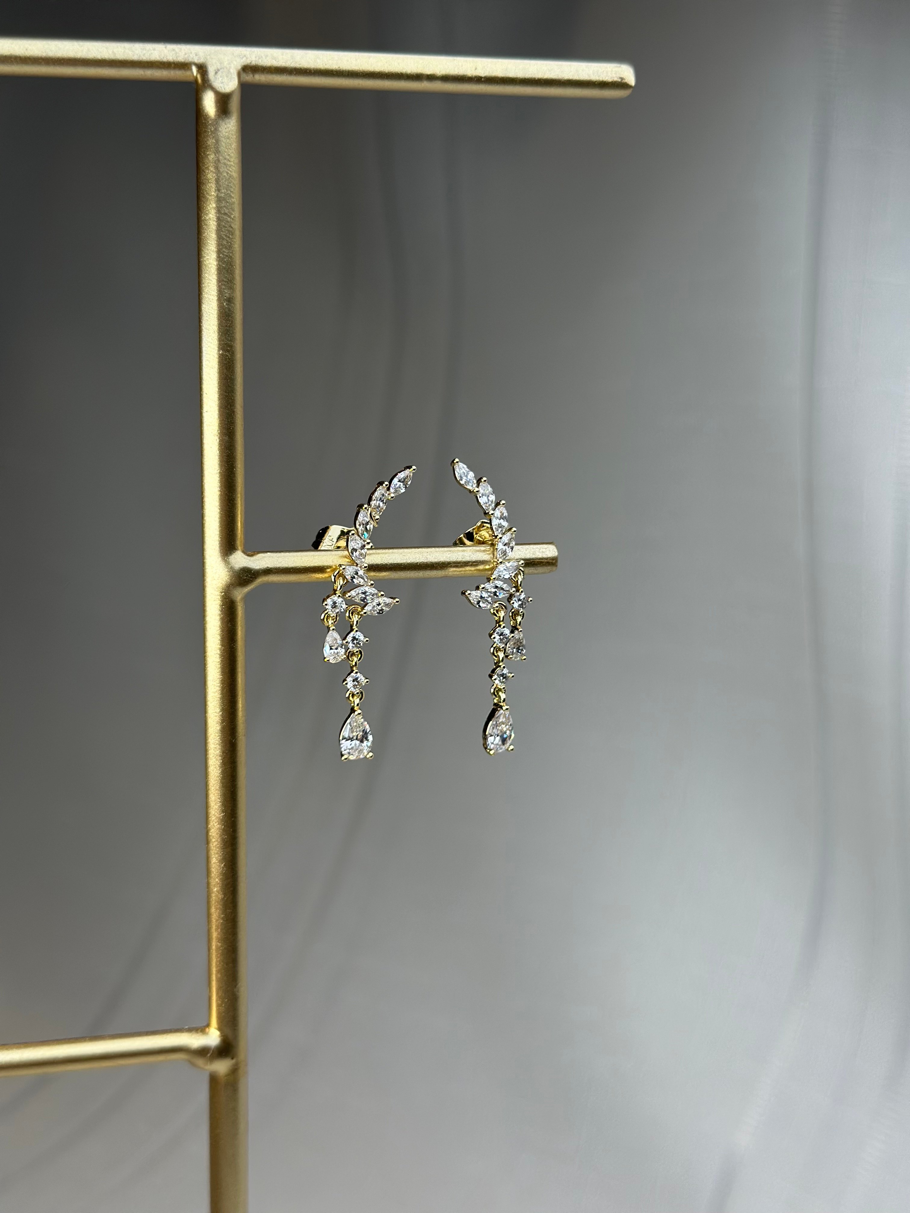 Xuping 14k Zirkon Damla Taş Detay Sallantılı Küpe