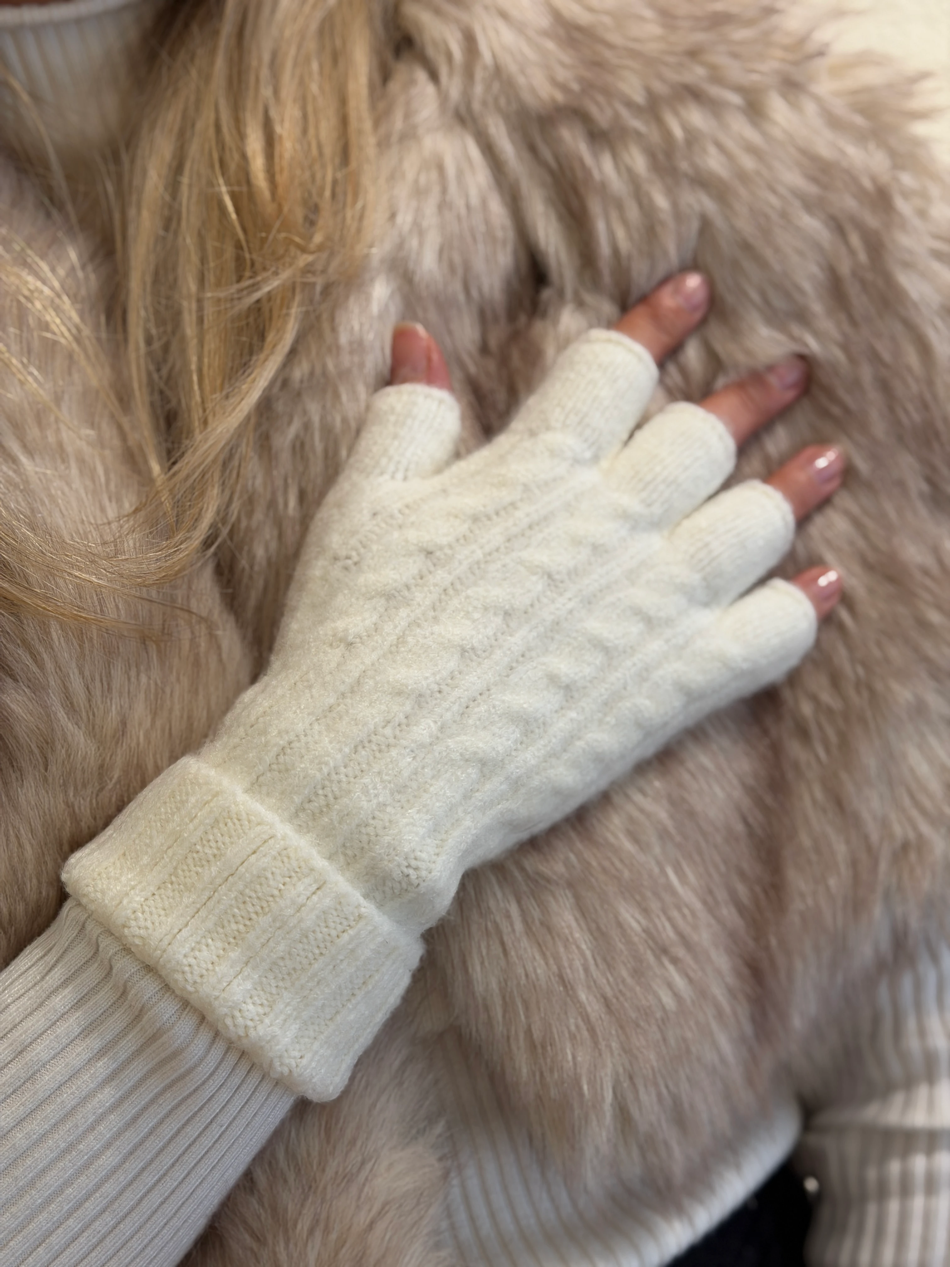 Örgü Desen Beyaz Bere Ve Kesik Eldiven Set