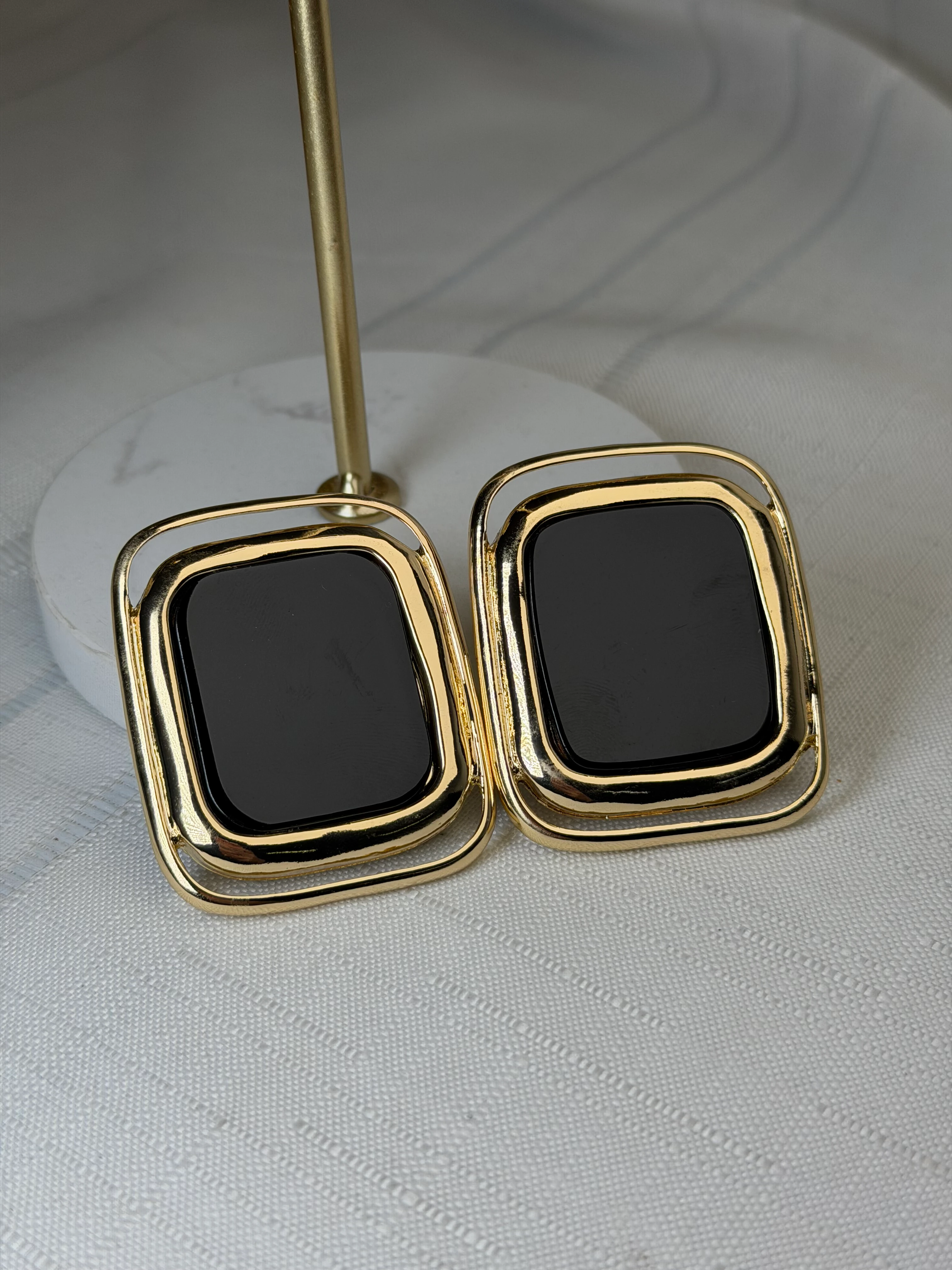 Marka Model Gold Çerçeve Siyah Büyük Küpe