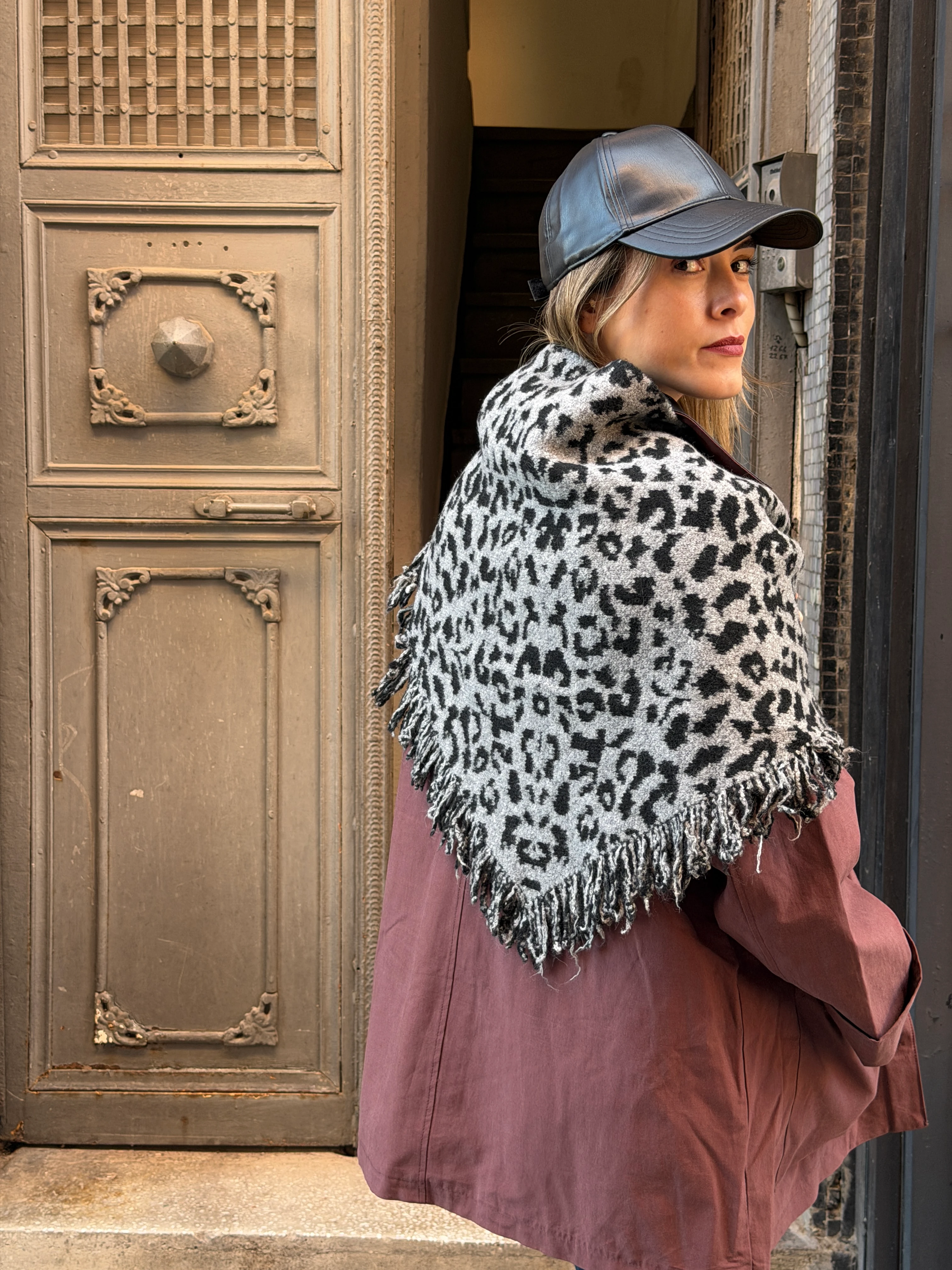 Leopar Desenli Gri Renk Püsküllü Üçgen Şal