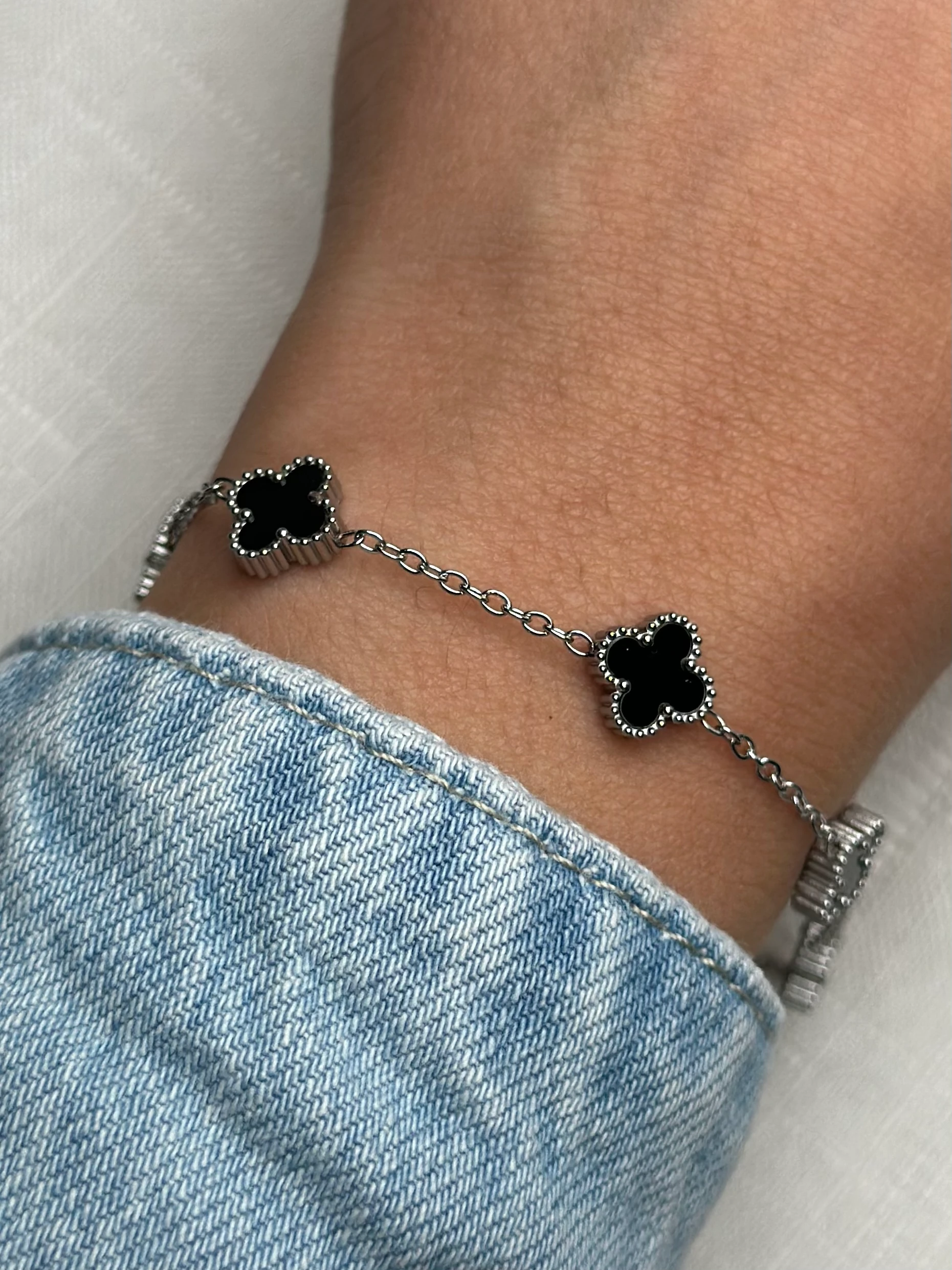 Çelik Gümüş Renk Siyah Yonca Bileklik