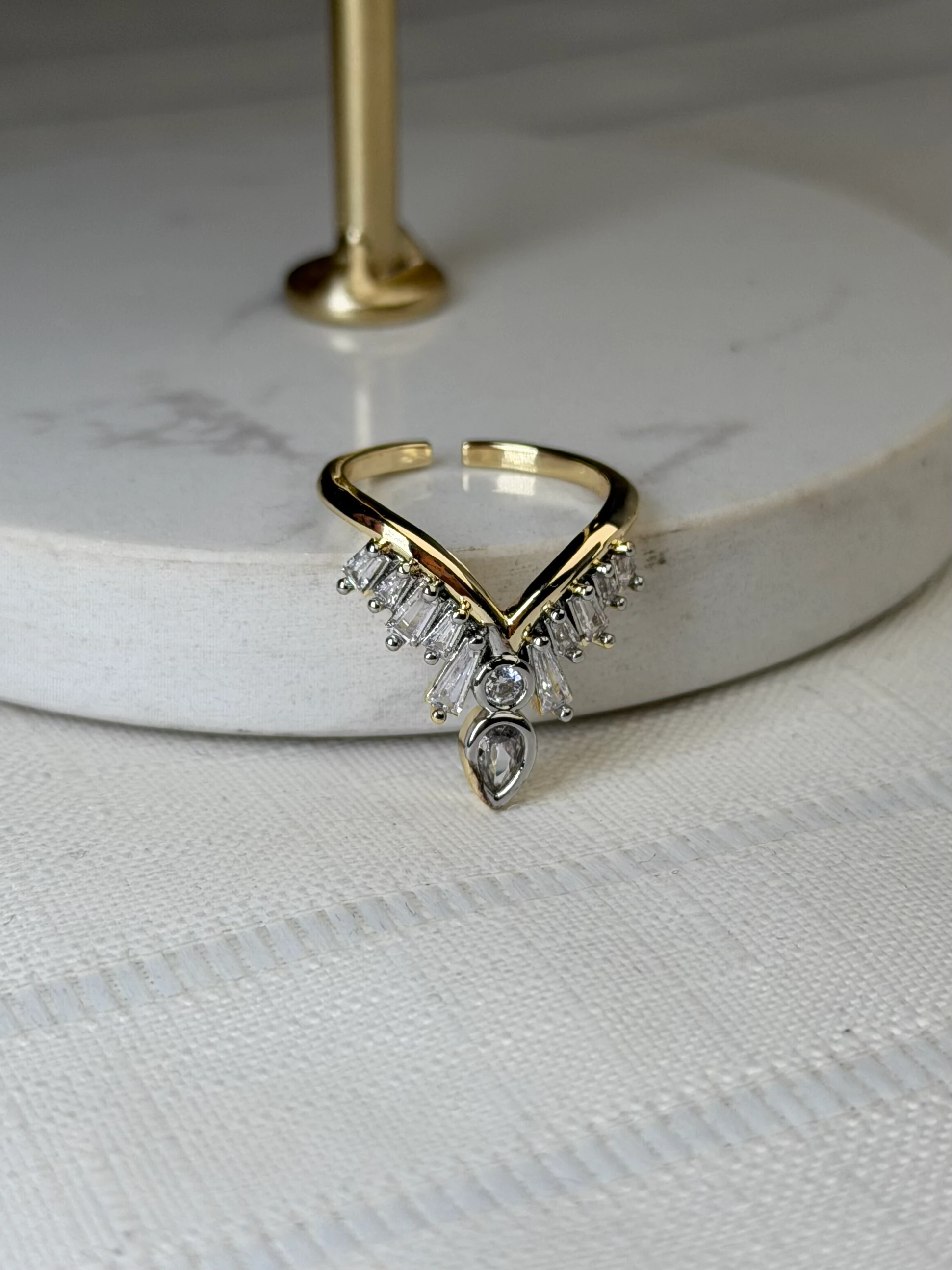 Özel Seri Marka Model Gold Renk Taşlı V Yüzük