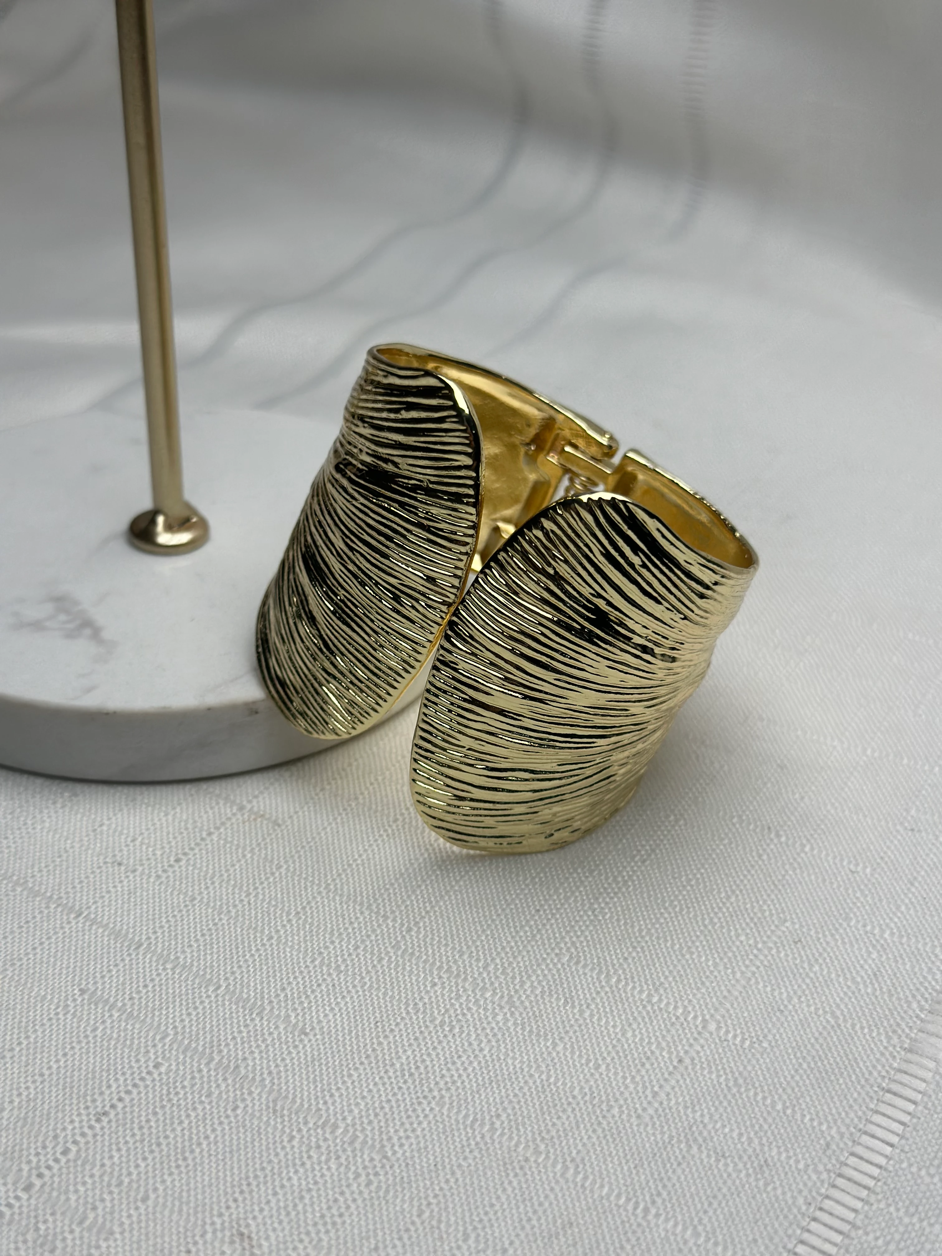 Marka Model Gold Renk Kalın Kelepçe Bilezik