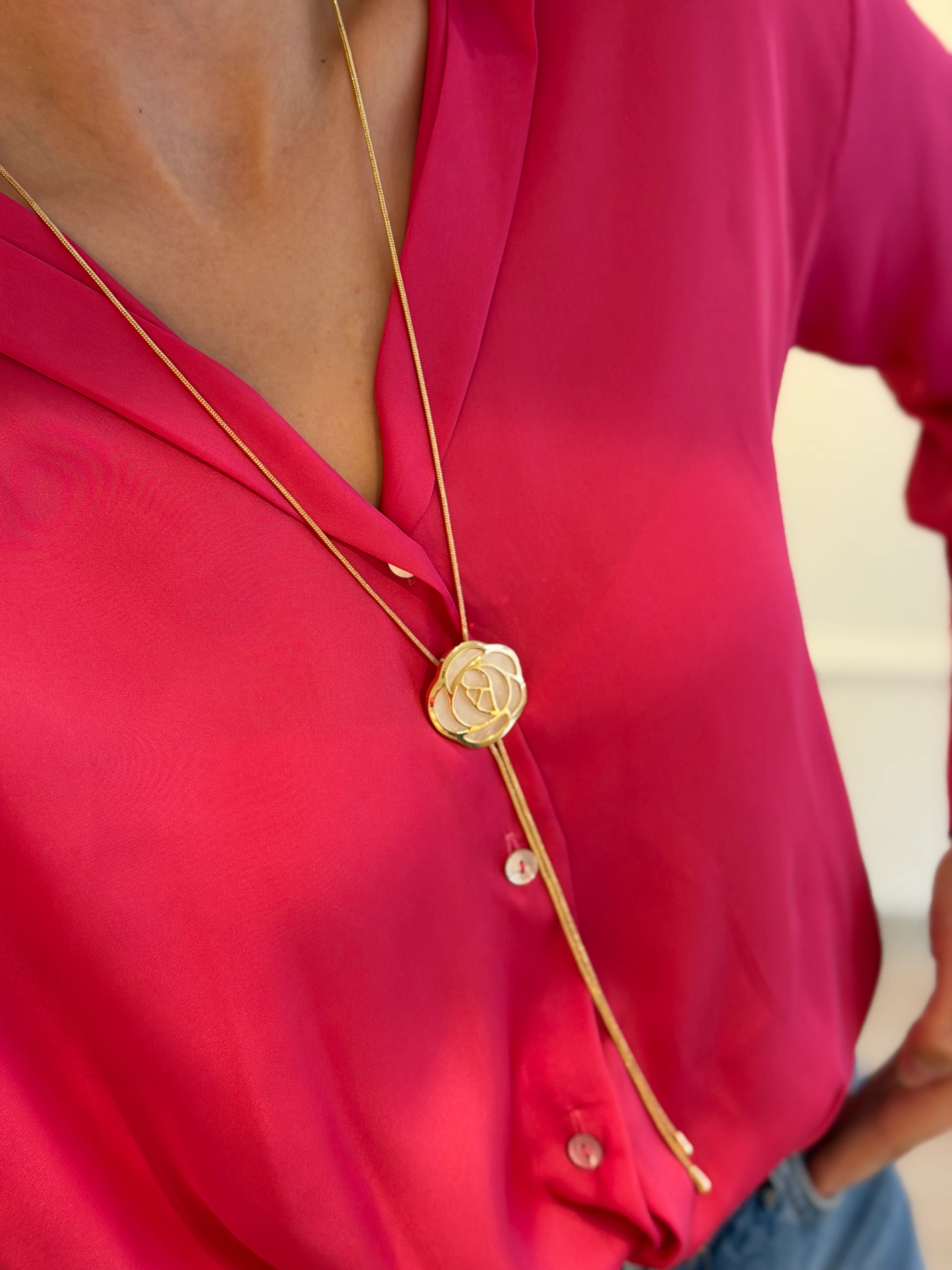 Gold Renk Asansörlü Beyaz Gül Y Kolye