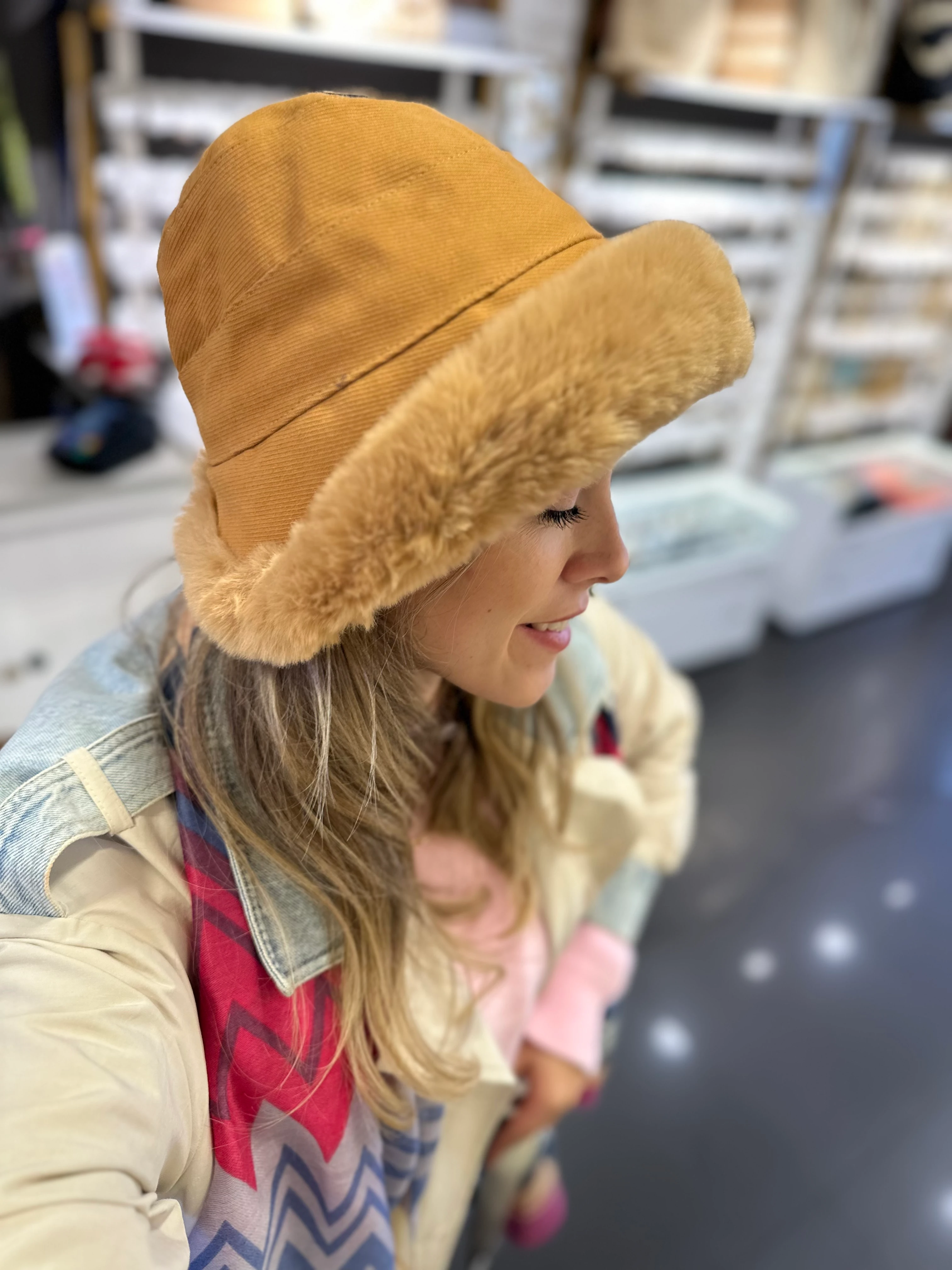 Çift Taraflı Hardal Renk Peluş Şapka