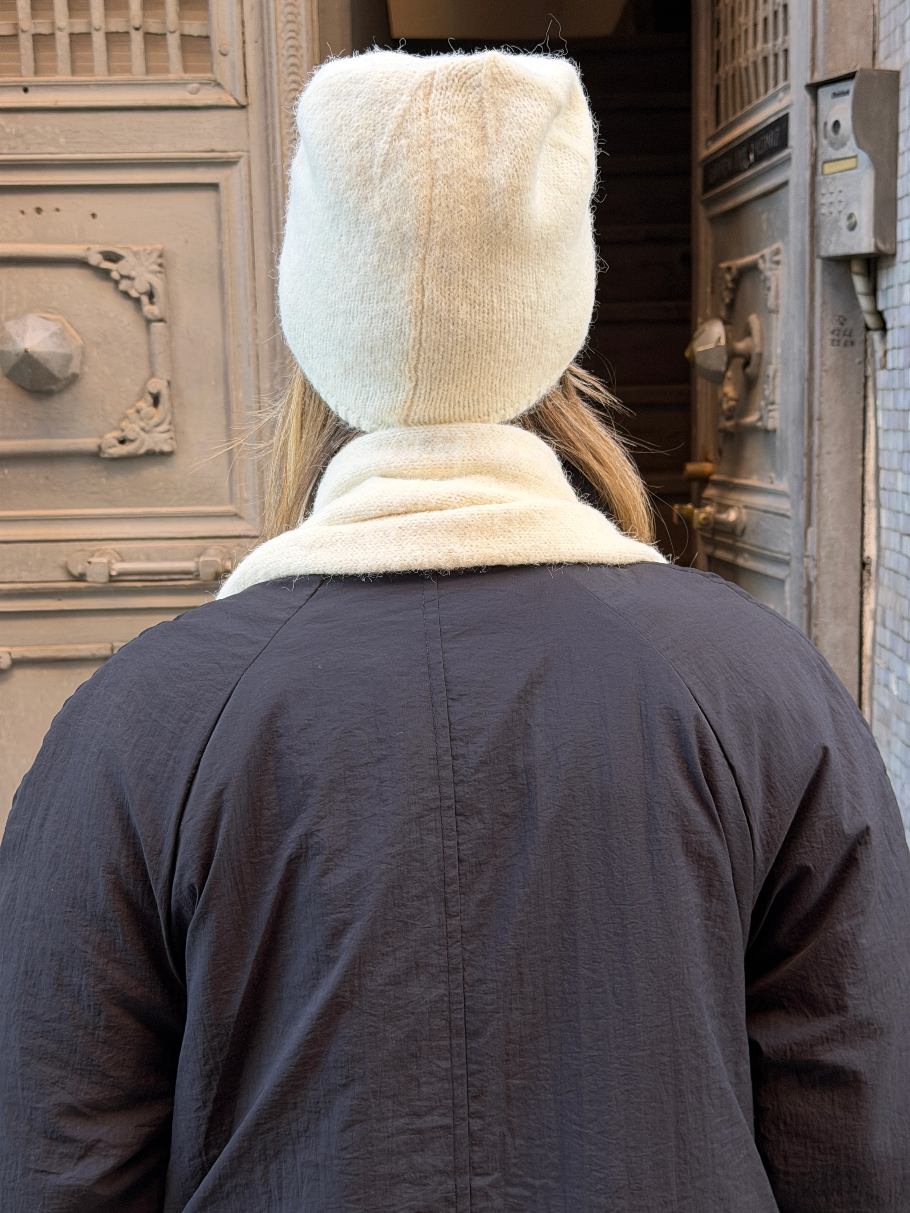 Bej Renk Fiyonk Detay Bere Atkı Set