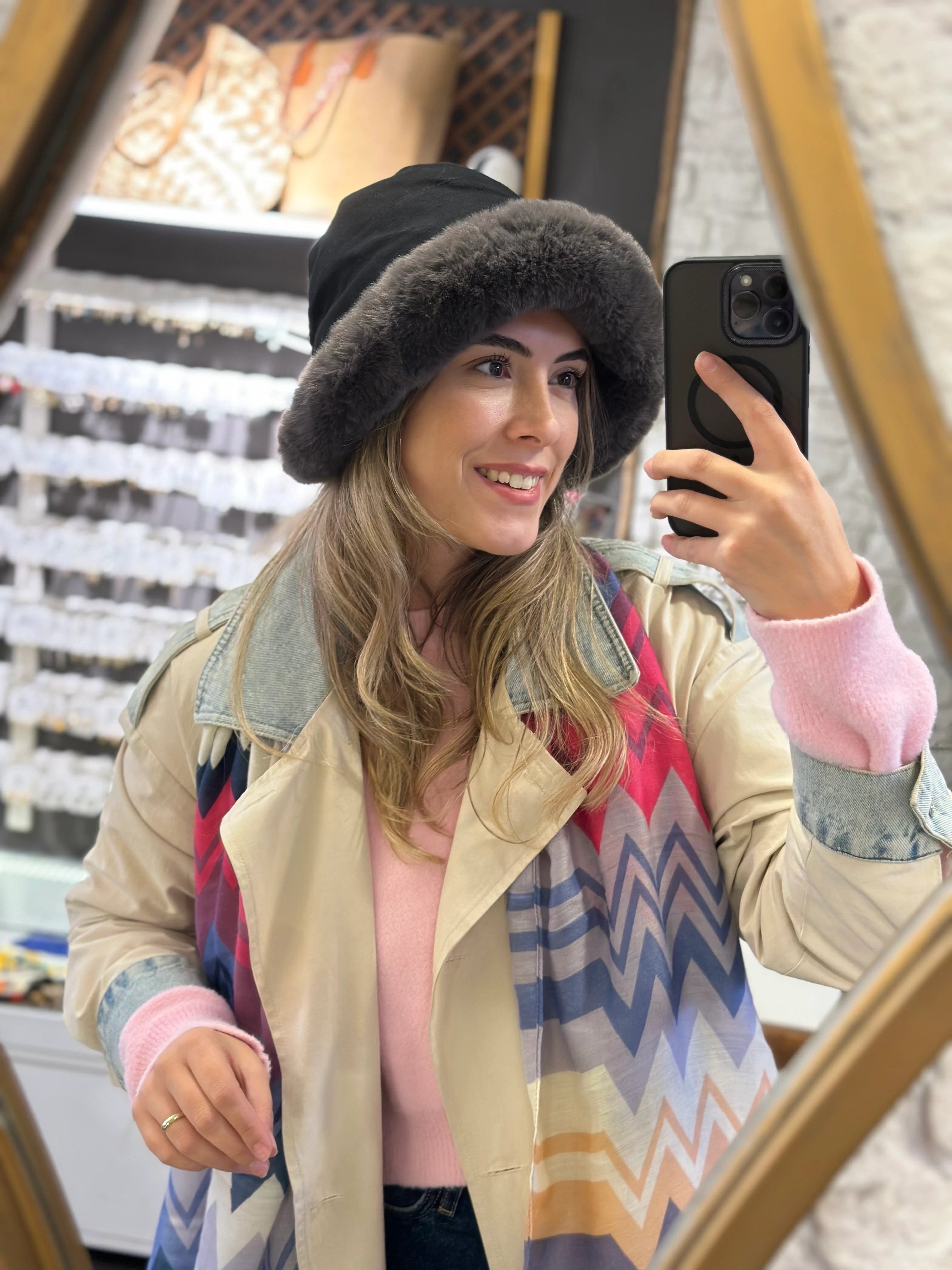 Çift Taraflı Siyah Renk Peluş Şapka