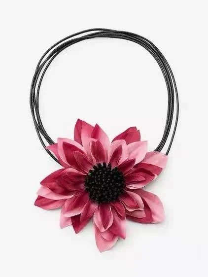 Marka Model Deri İp Çiçek Kolye