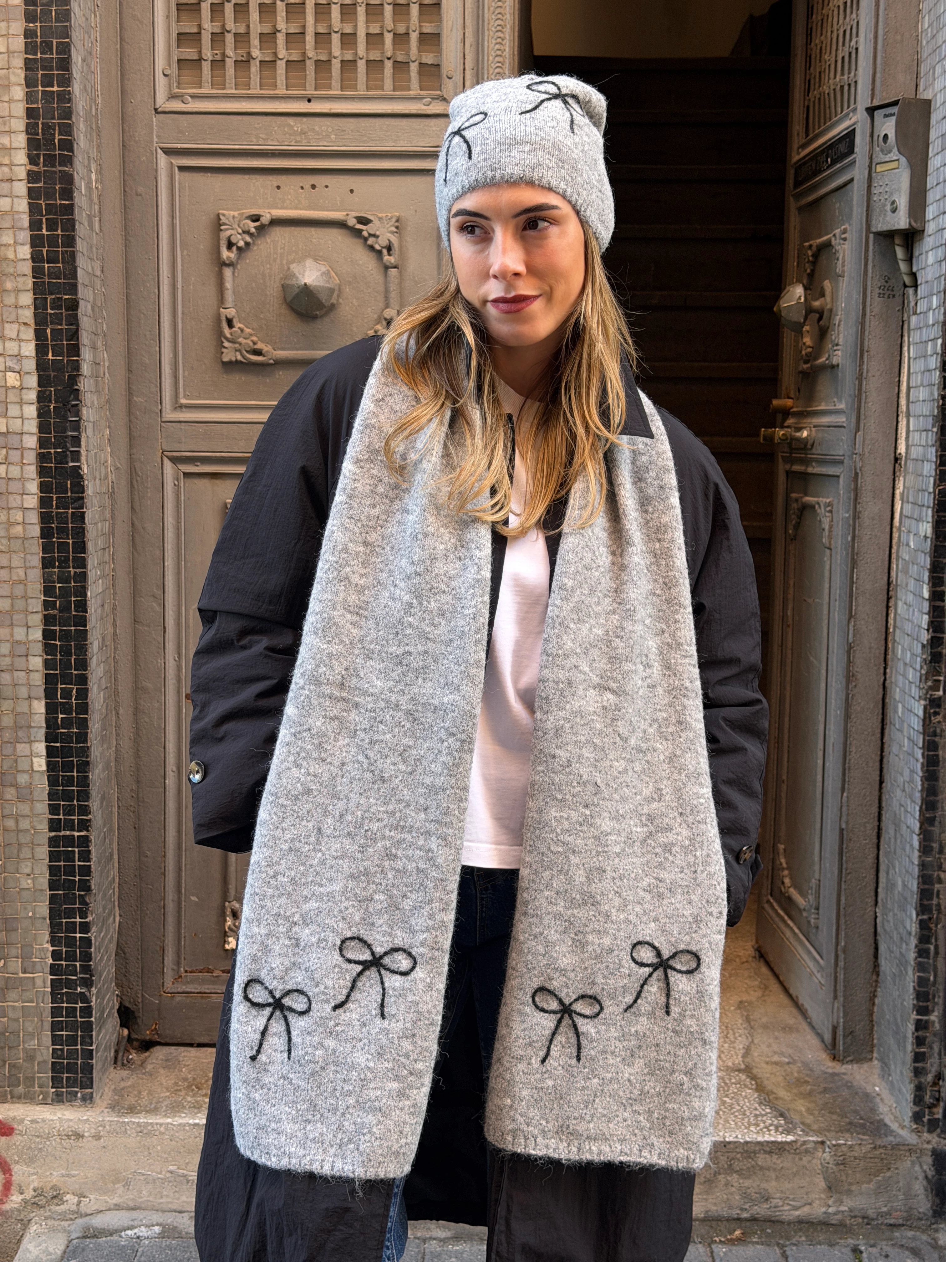 Gri Renk Fiyonk Detay Atkı Bere Set