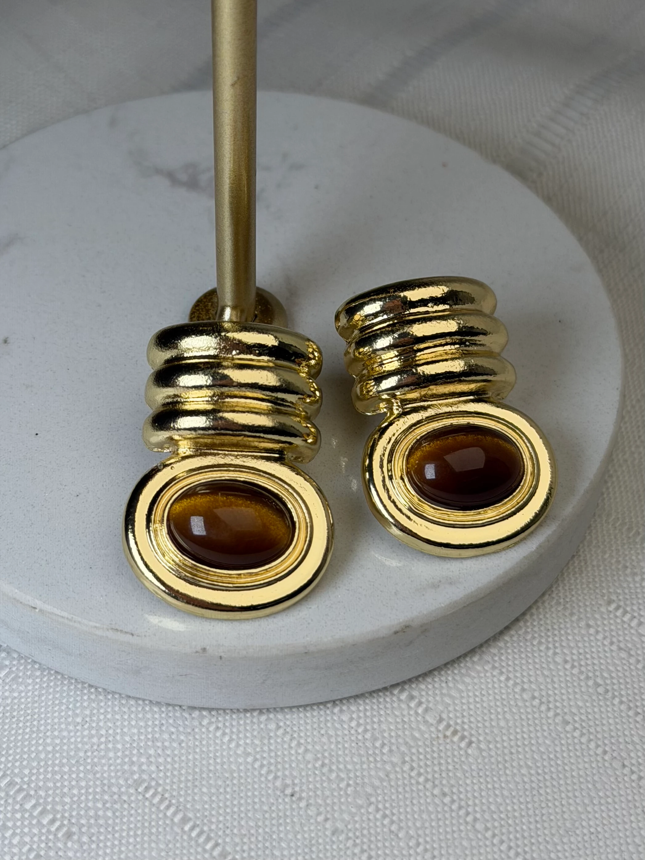 Marka Model Kahverengi Detay Gold Küpe