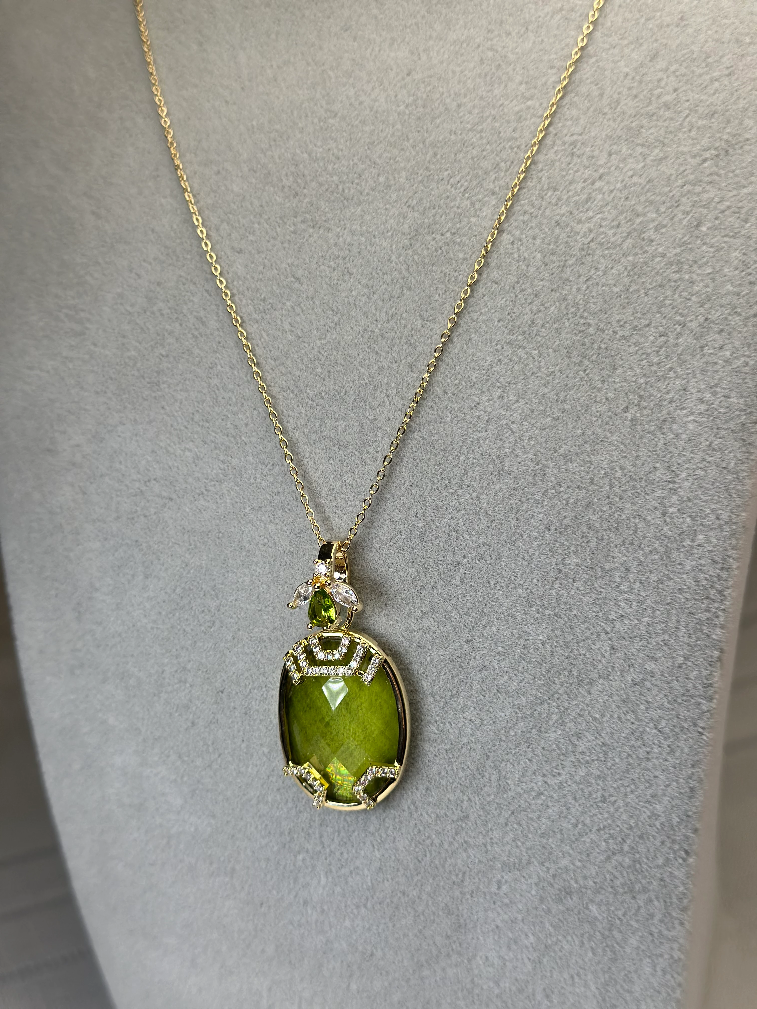 Özel Seri Marka Model Gold Renk Yeşil Taş Arı Detay Kolye