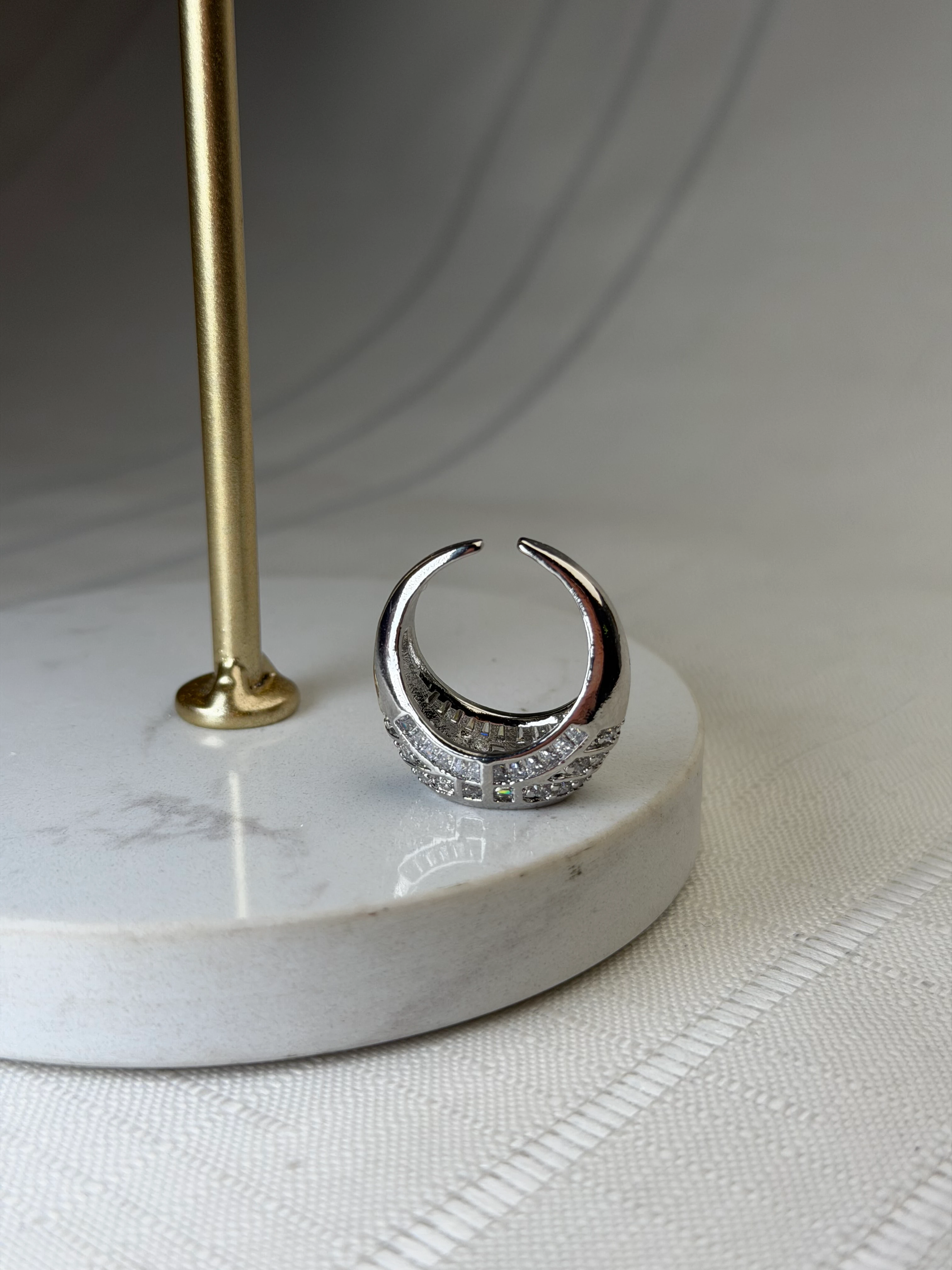 Özel Seri Marka Model Gümüş Renk Taşlı Bombeli Yüzük