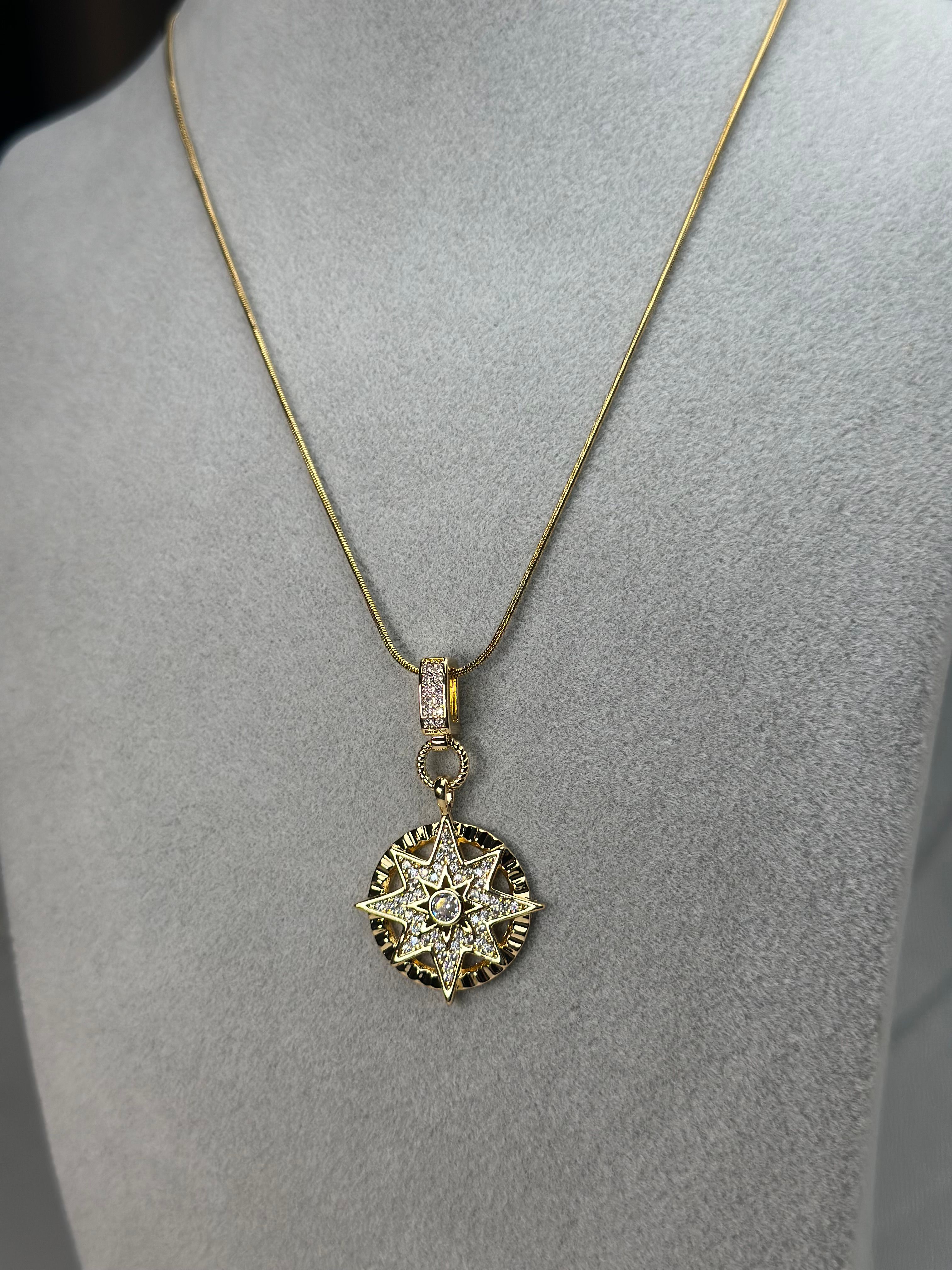 Çelik Gold Renk Taşlı Pusula Kolye