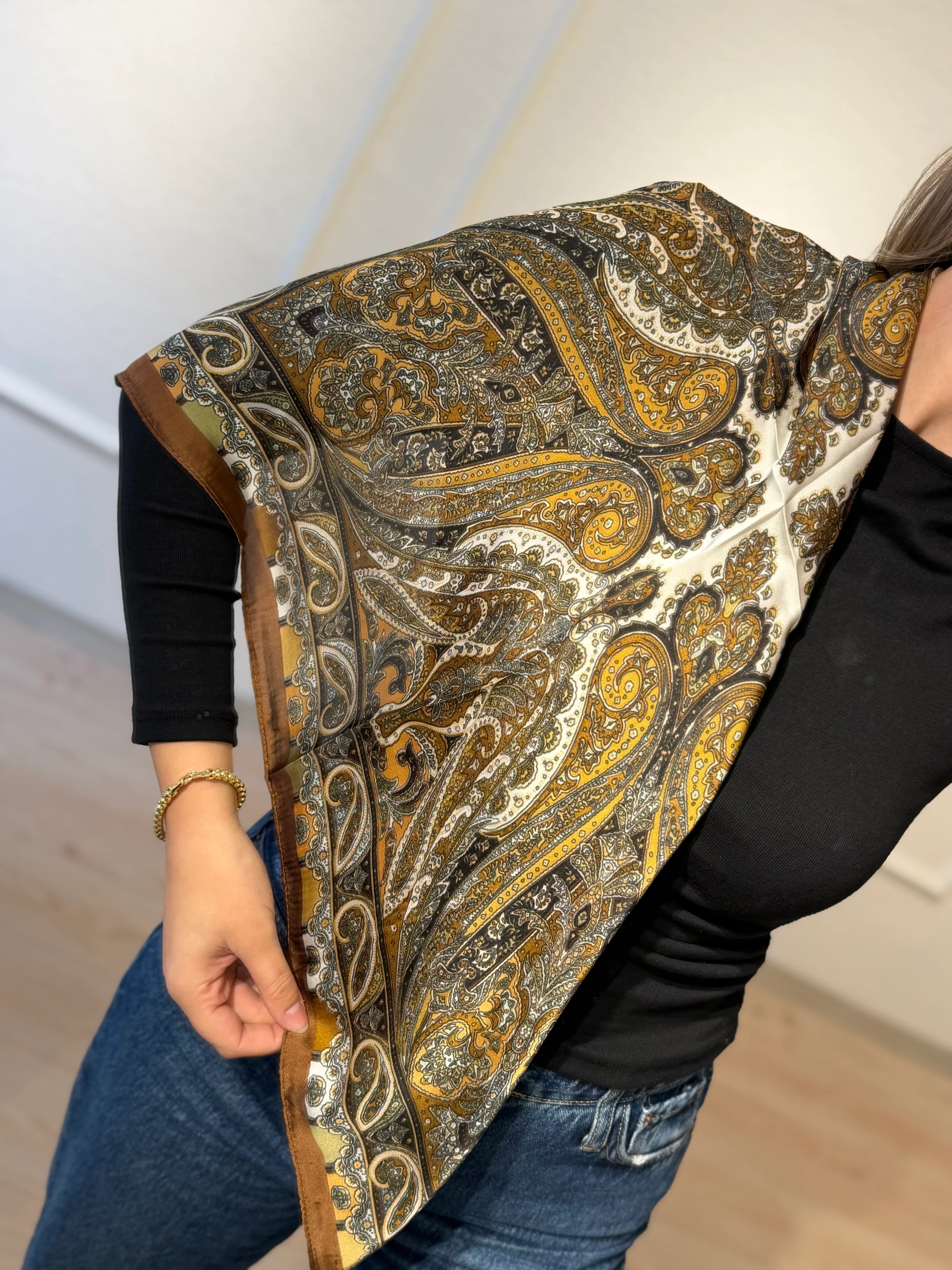 Kahverengi Desenli Fular 70*70cm