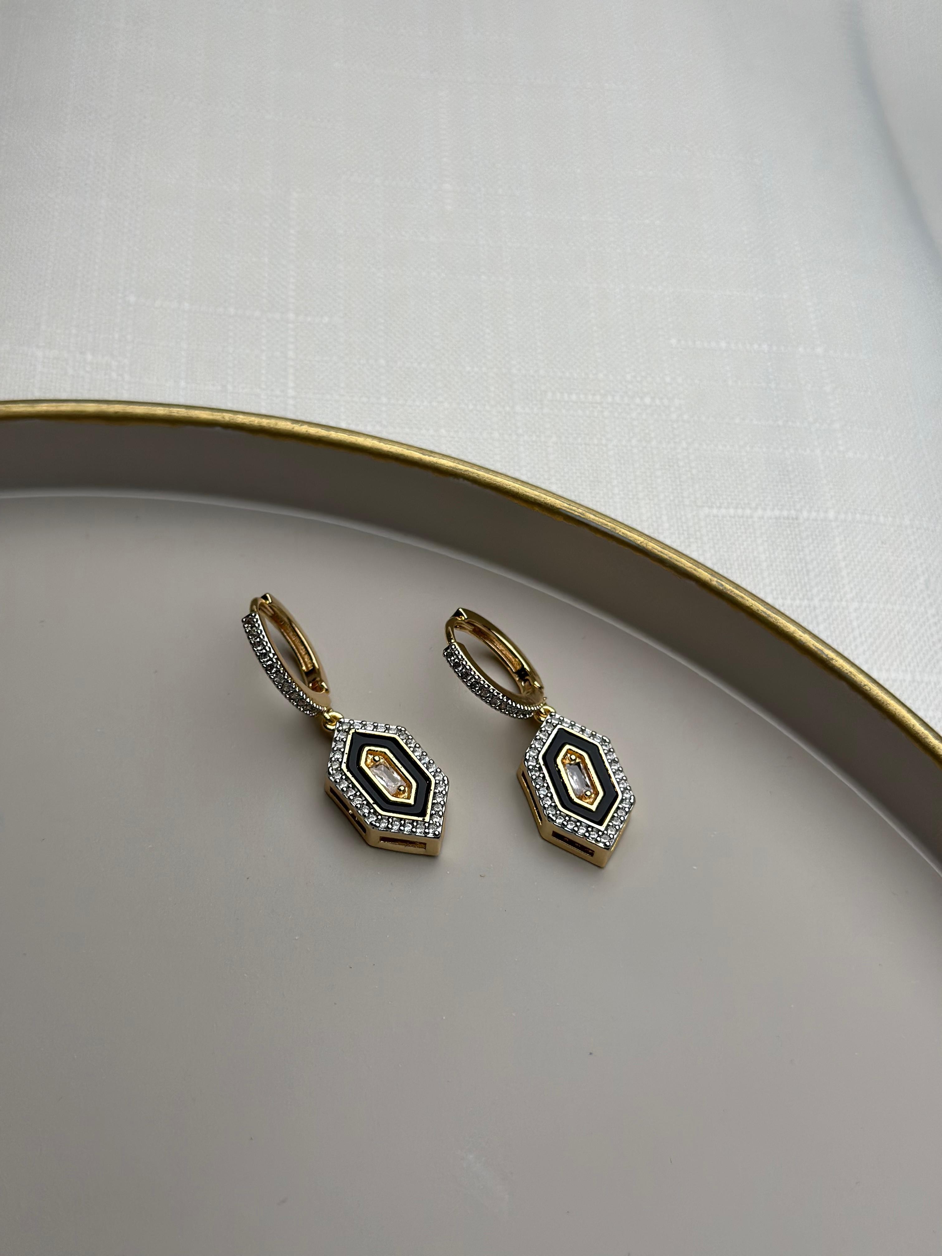Özel Seri Siyah Detay Altıgen Gold Küpe