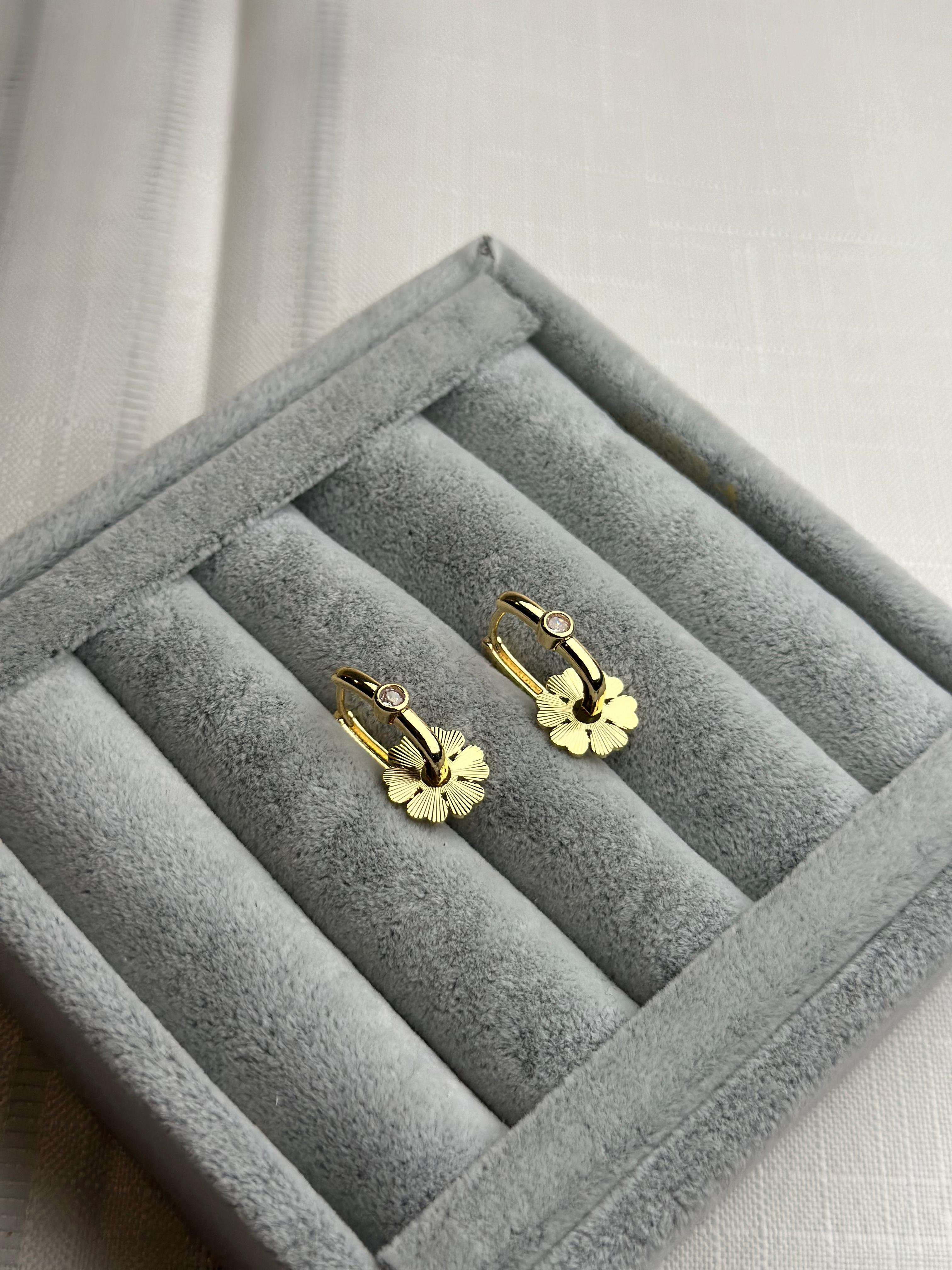 Özel Seri Gold Yonca Pır Pır Küpe 