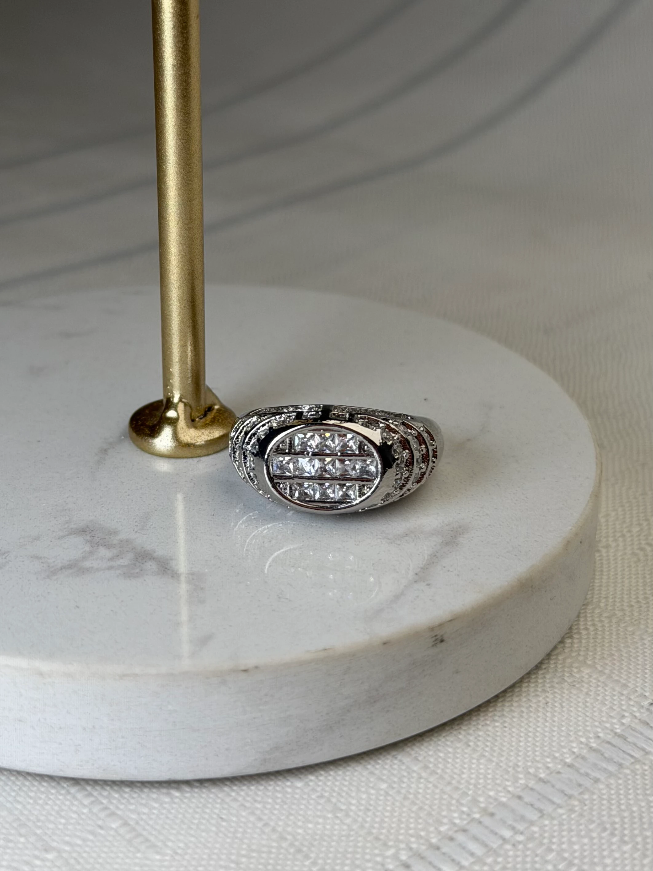 Özel Seri Marka Model Gümüş Renk Taşlı Bombeli Yüzük