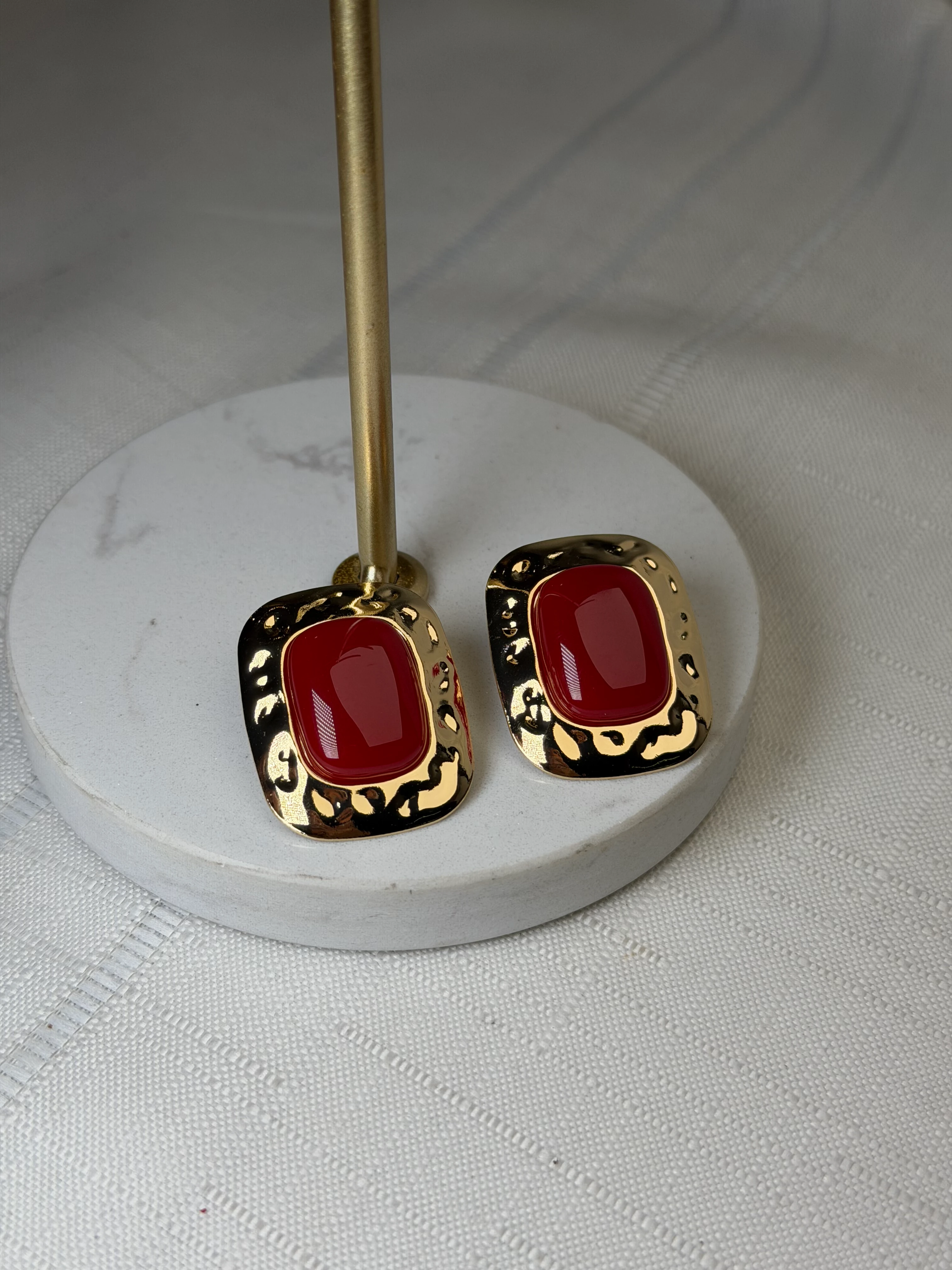 Gold Çerçeve Kırmızı Dikdörtgen Küpe