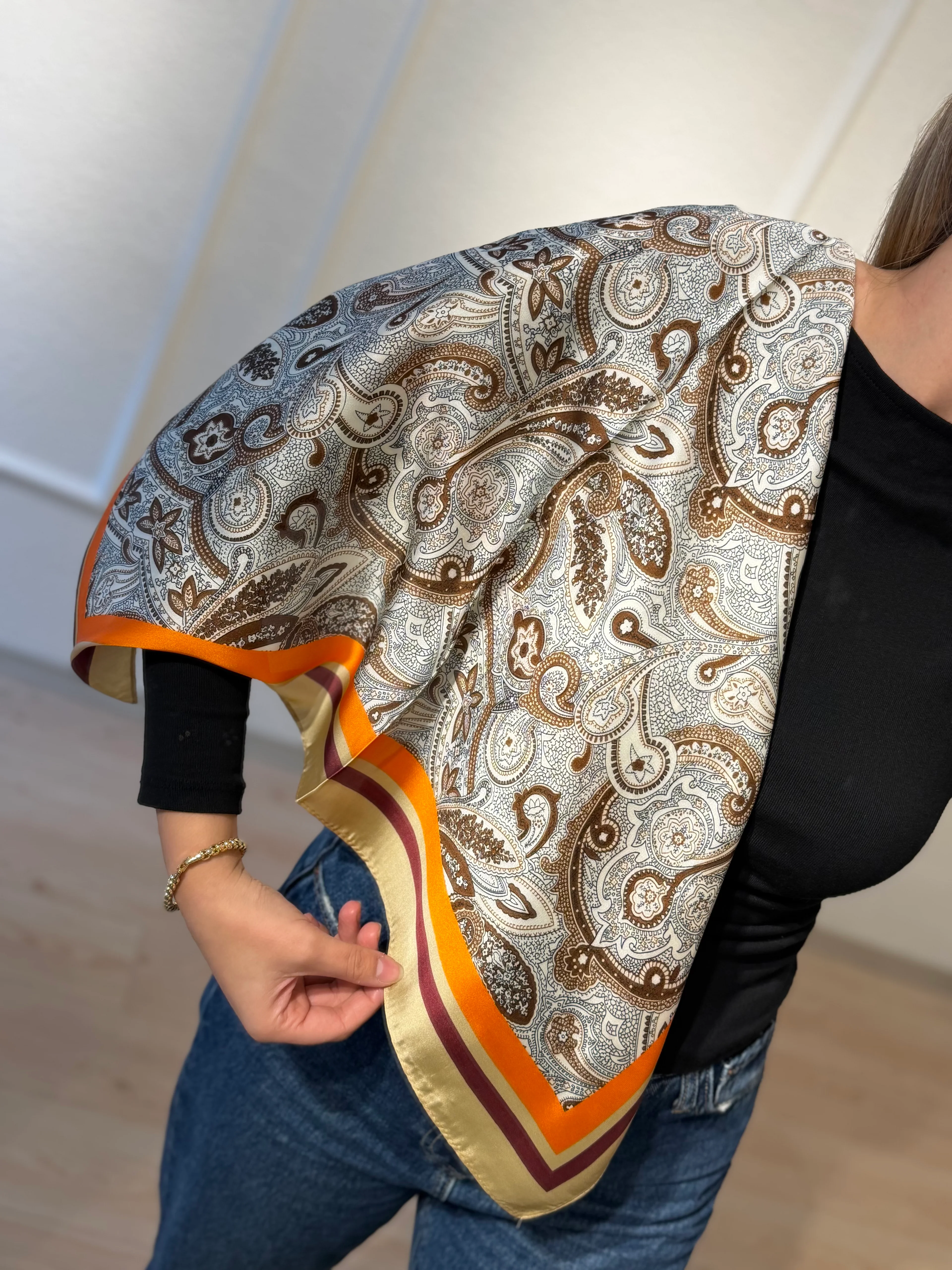 Turuncu Şeritli Kahve Fular 70*70cm