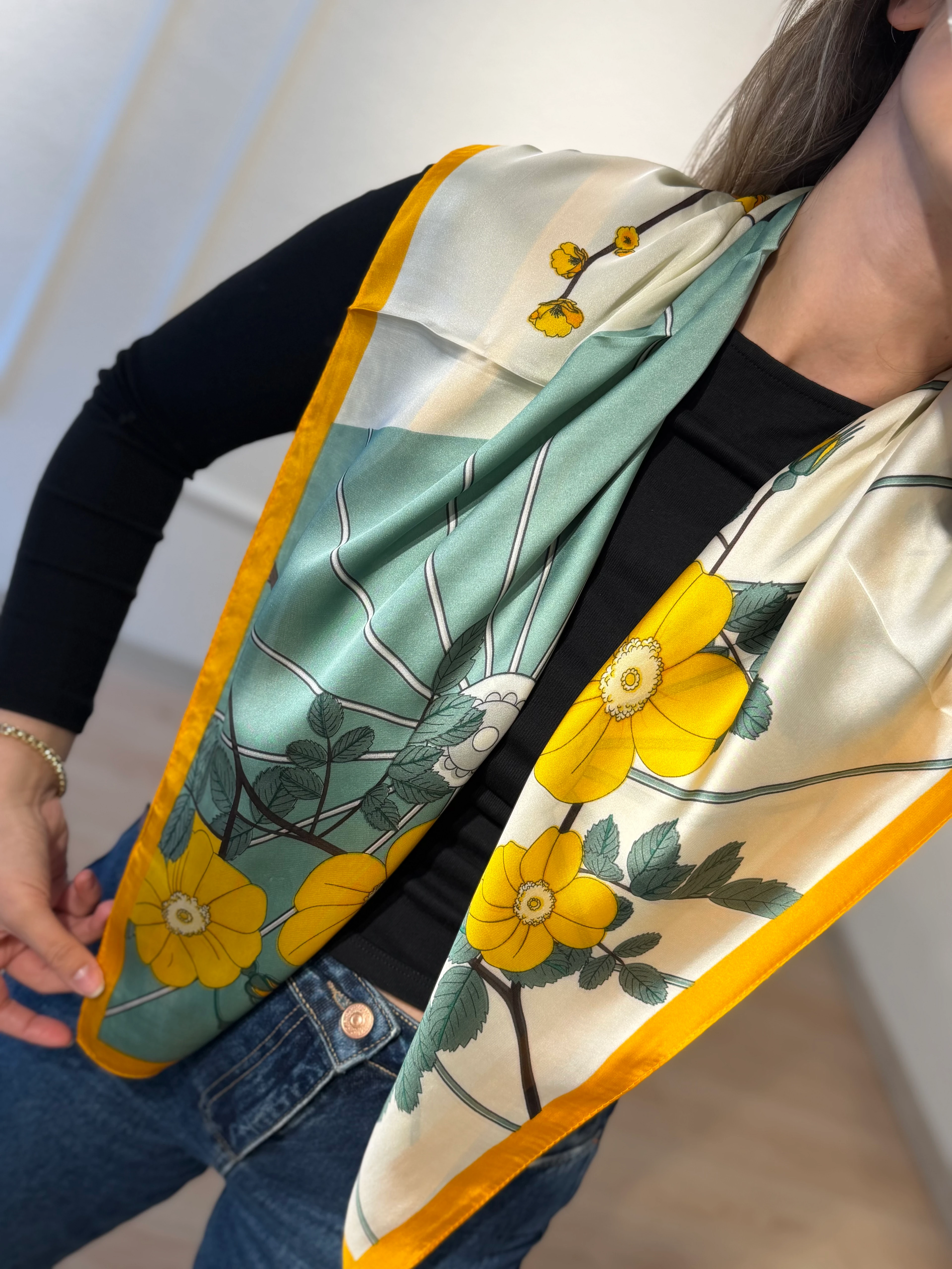 Sarı Çiçek Detay Fular 90*90cm 