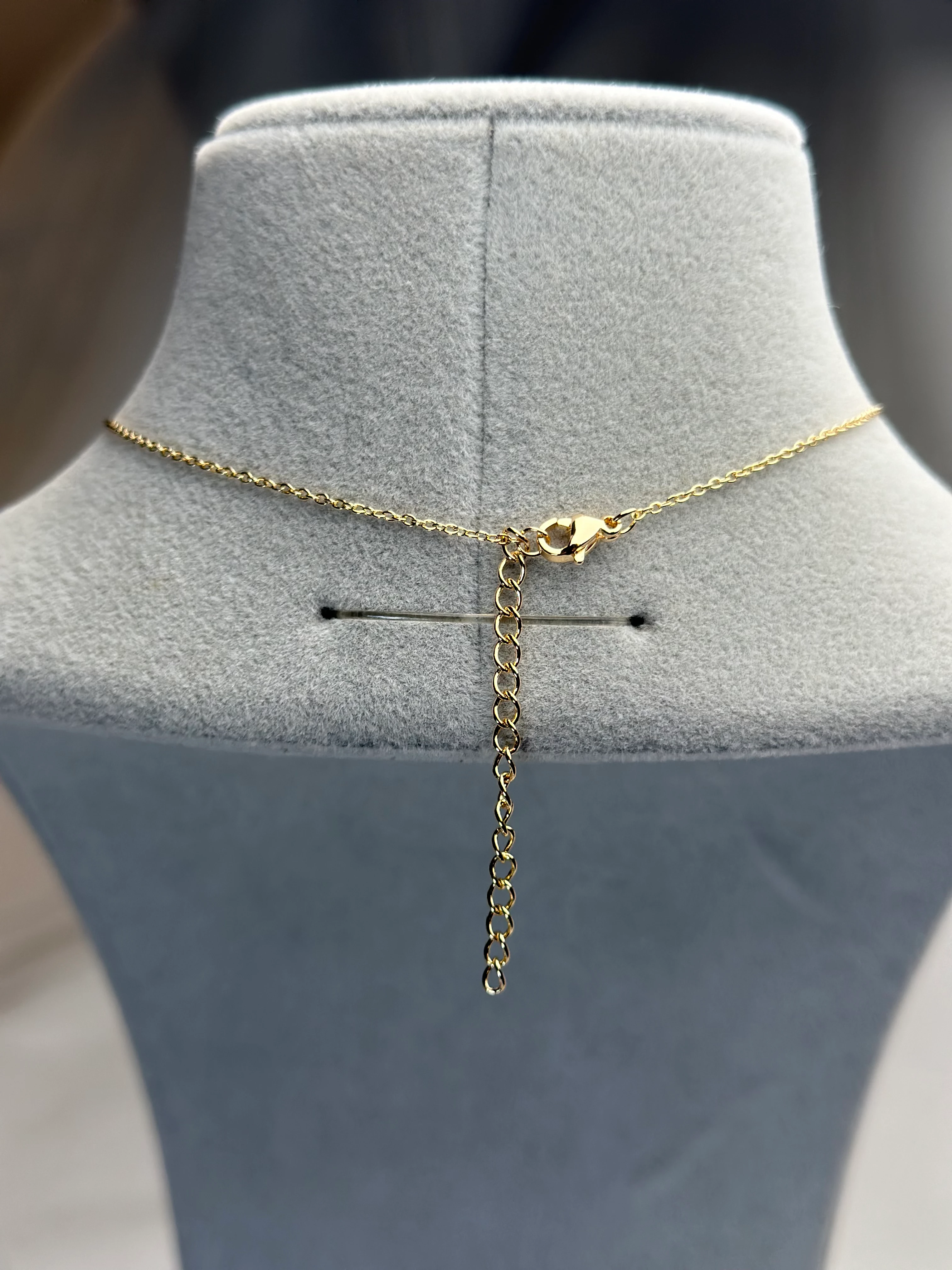 Özel Seri Marka Model Gold Renk Kırmızı Taş Arı Detay Kolye