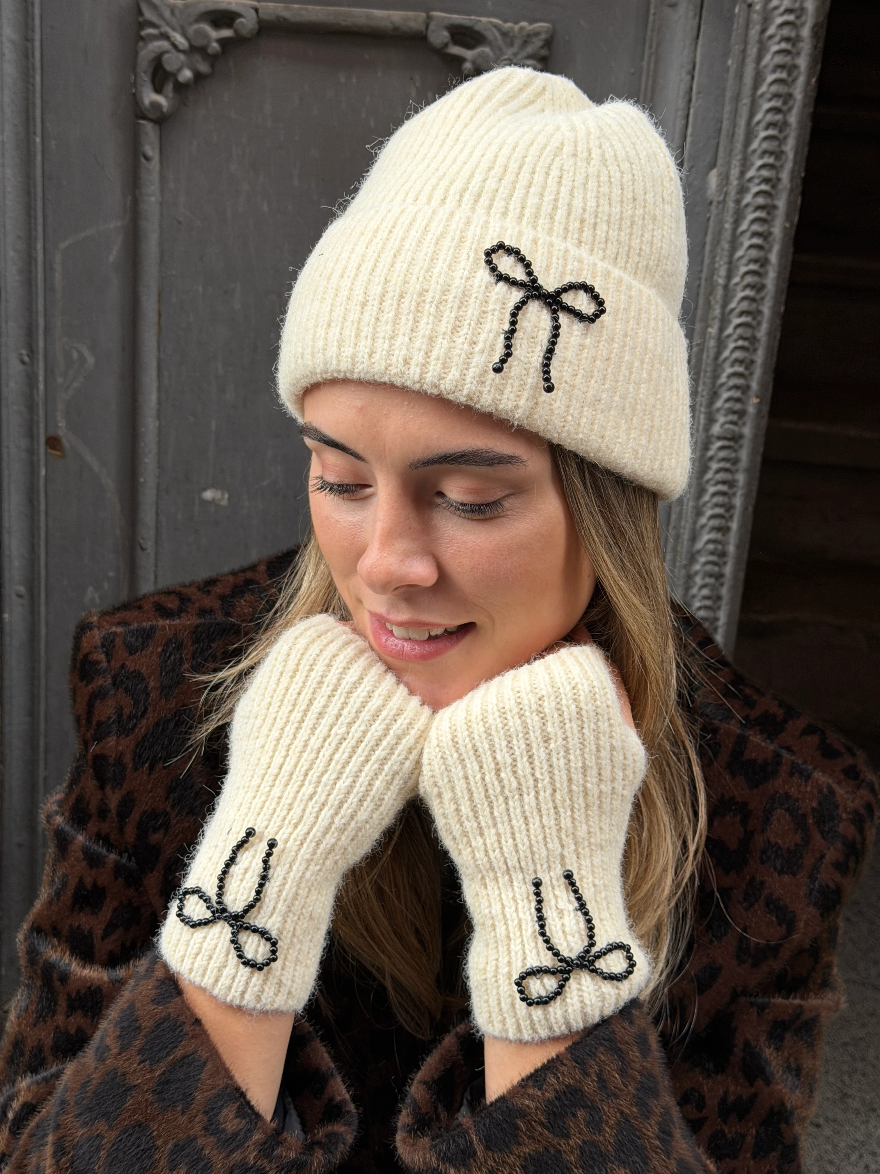 Fiyonk Boncuklu Fitilli Ekru Bere Eldiven Takımı