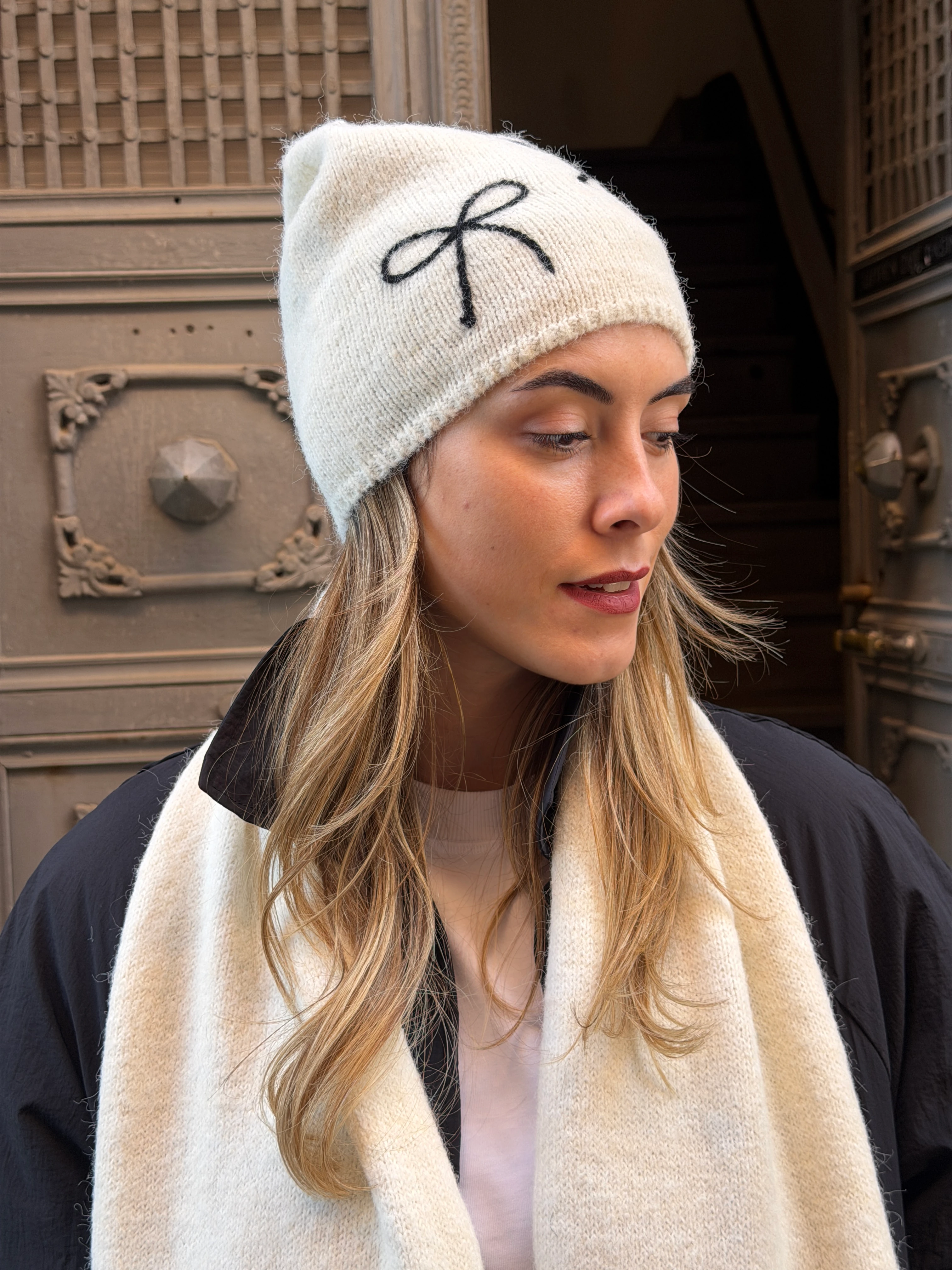 Bej Renk Fiyonk Detay Bere Atkı Set