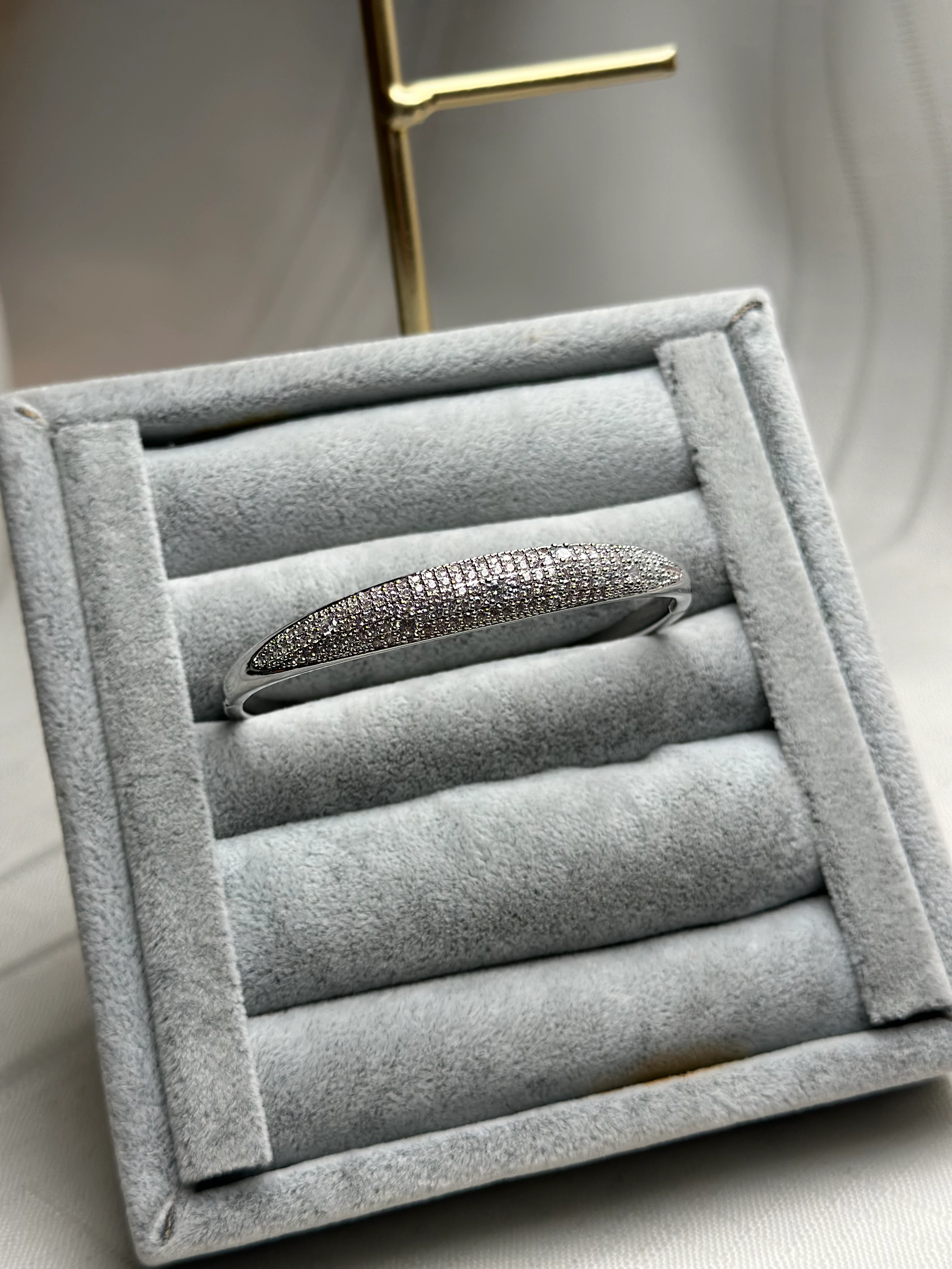 Özel Seri Zirkonyum Gümüş Renk Taşlı Bombeli Bilezik