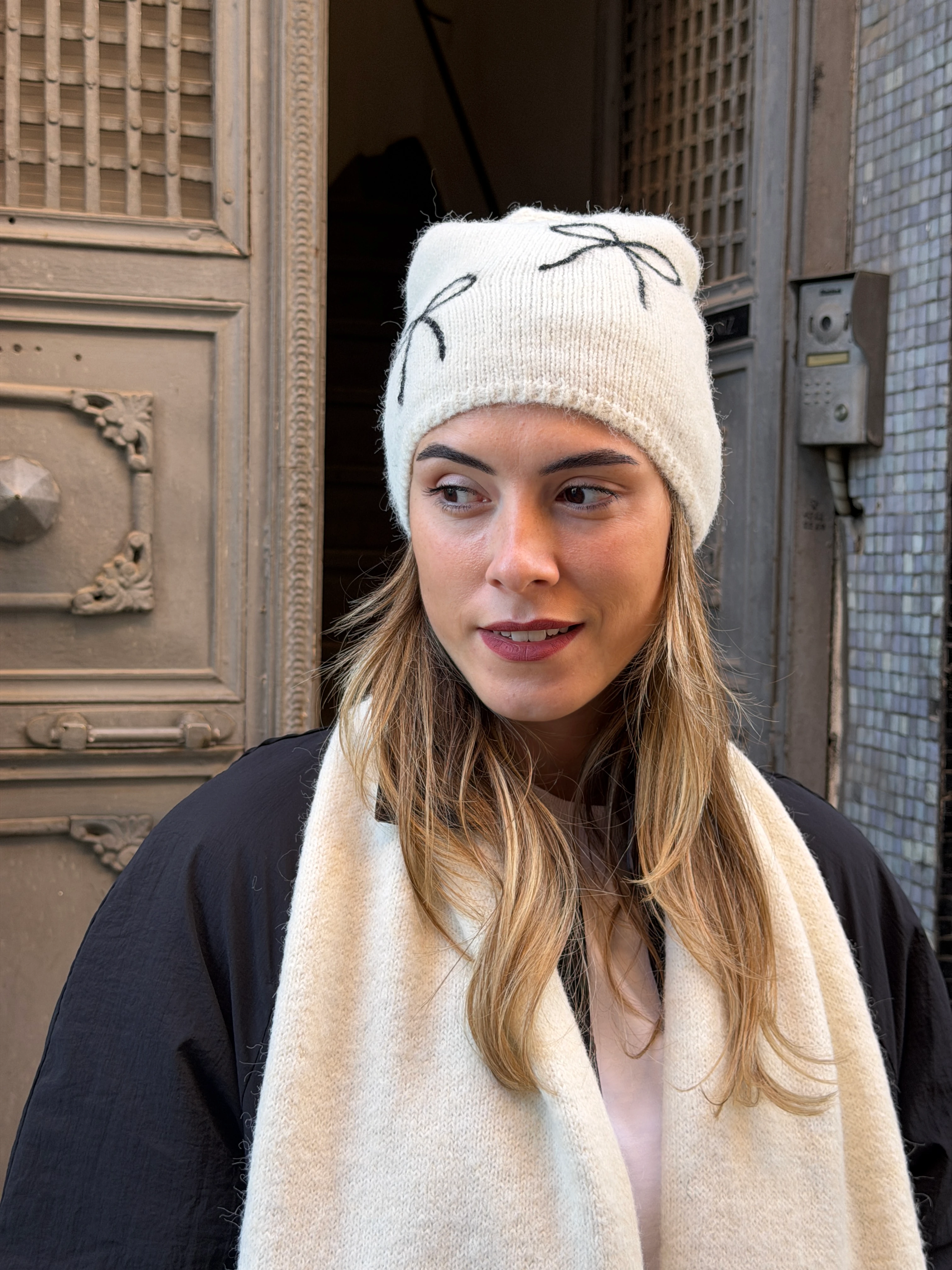 Bej Renk Fiyonk Detay Bere Atkı Set