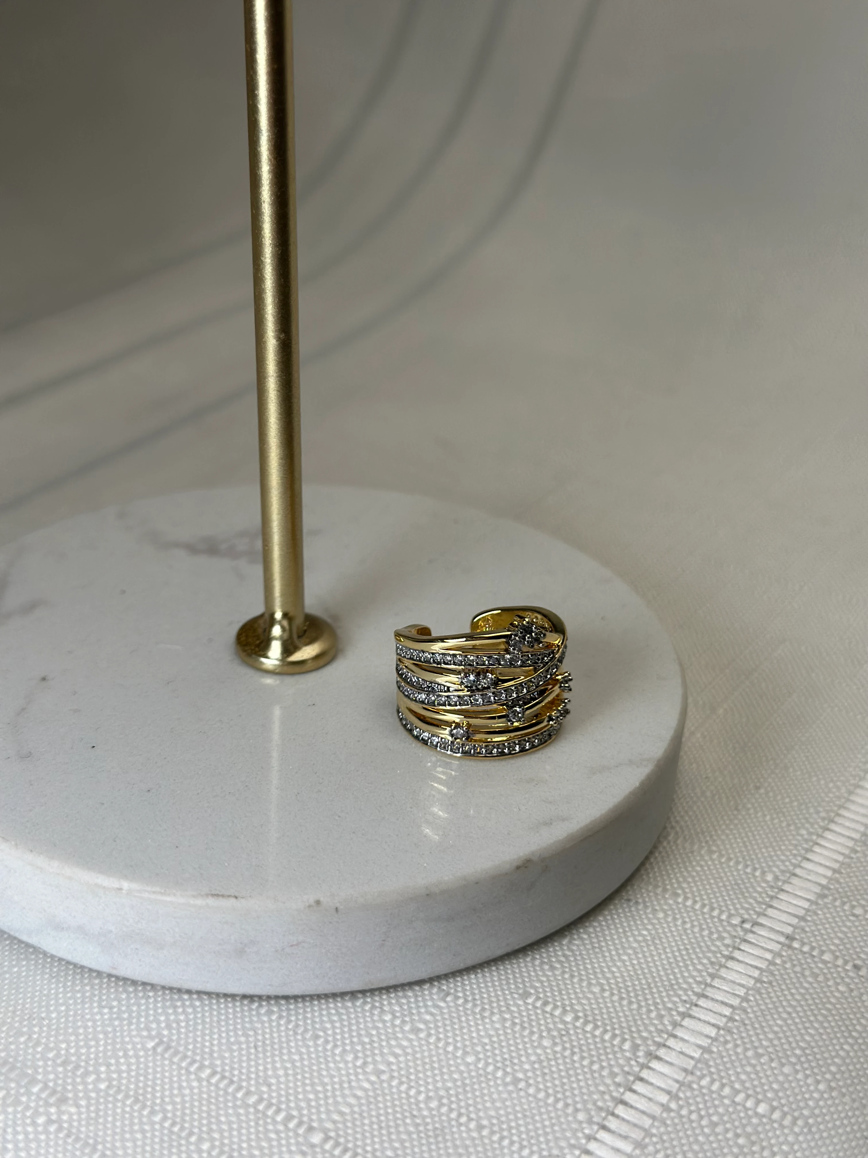 Gold Renk Taşlı Kıkırdak Küpe